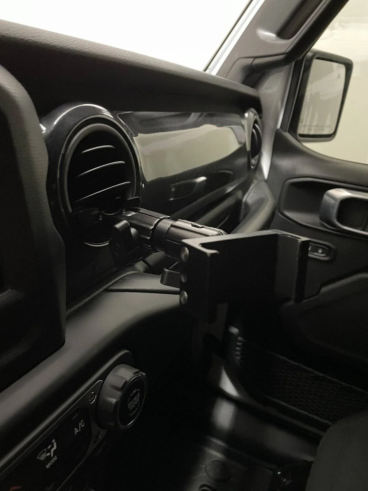 Jeep Wrangler JL Phone Holder Alternatives? 36CA4513-A8A9-4F03-9C56-21F81A265406