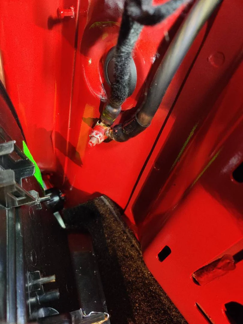 Jeep Wrangler JL Adding an Aftermarket Amp(s) AmpGrounded