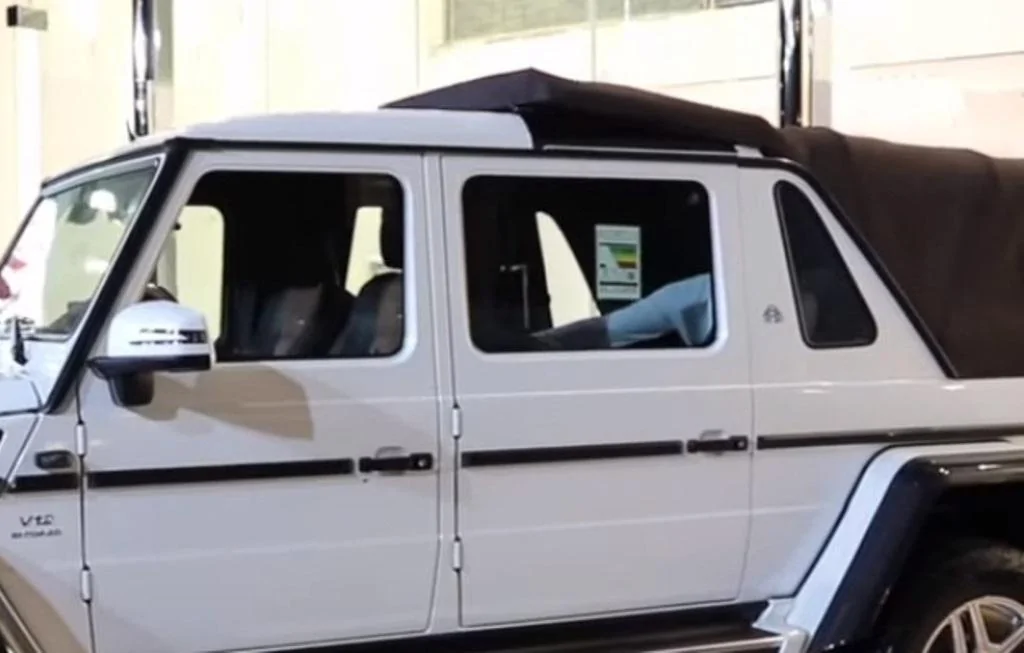 Jeep Wrangler JL Water streaming into cabin when opening door p_887m6l9w3