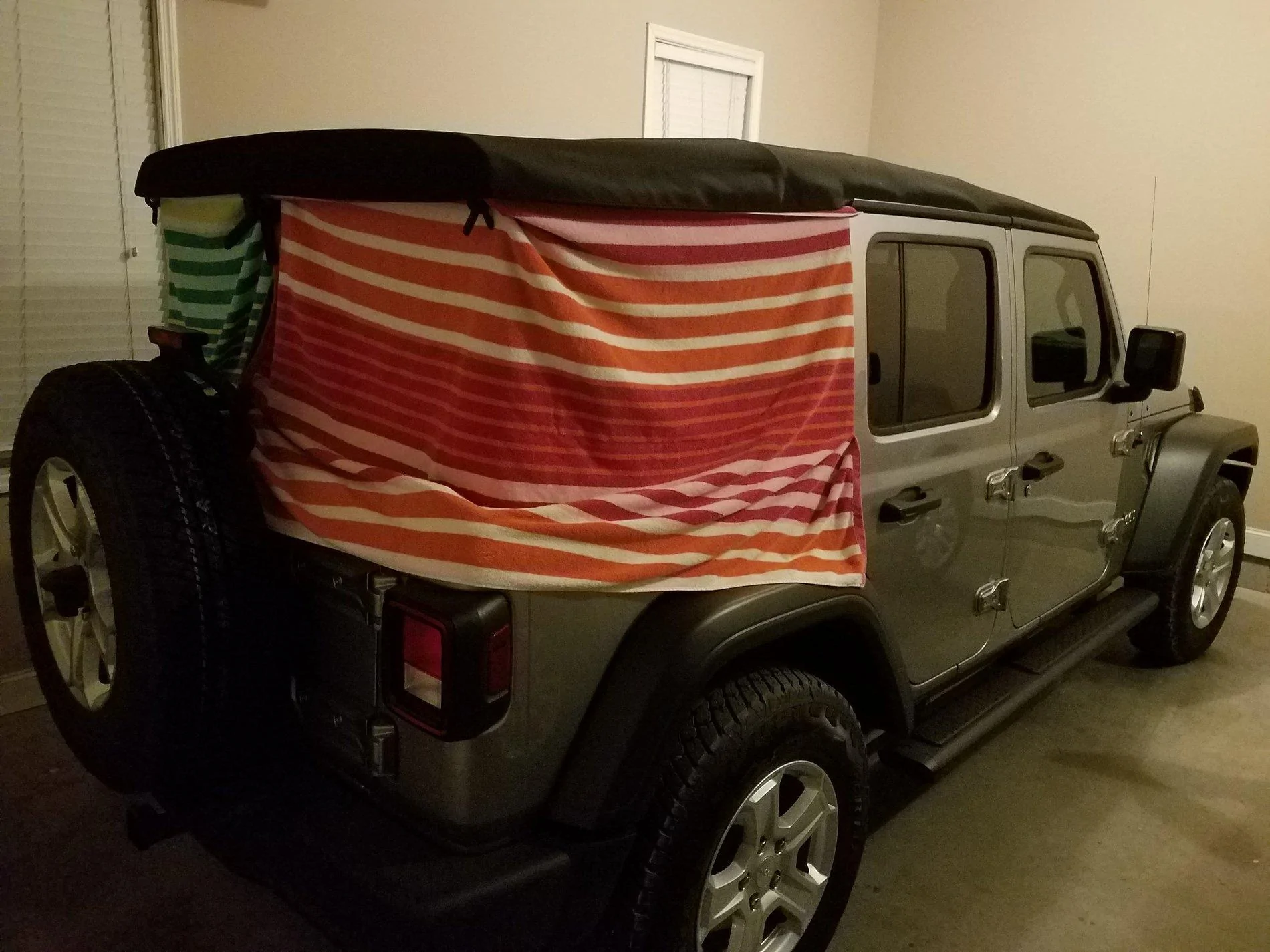 Jeep Wrangler JL How to cover back windows while parked. 20180606_214400