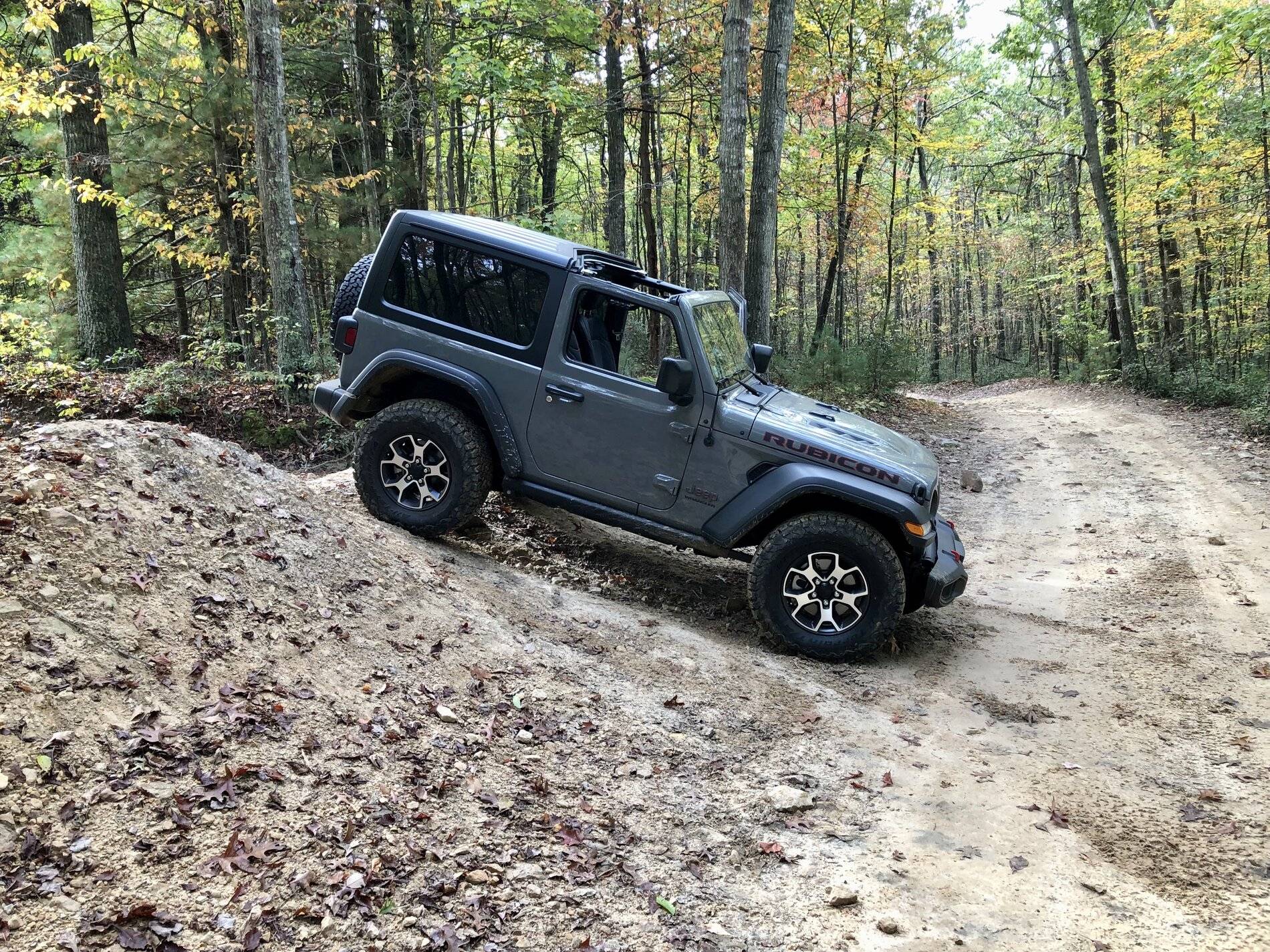 Jeep Wrangler JL Body colored vs black top DA796135-F1D9-445C-888E-3694496EBD34