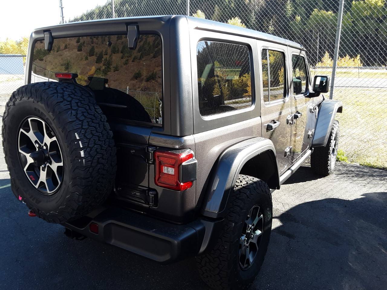 Jeep Wrangler JL Body colored vs black top 4AF8C741-0417-4A06-B115-FB9A3A00D085