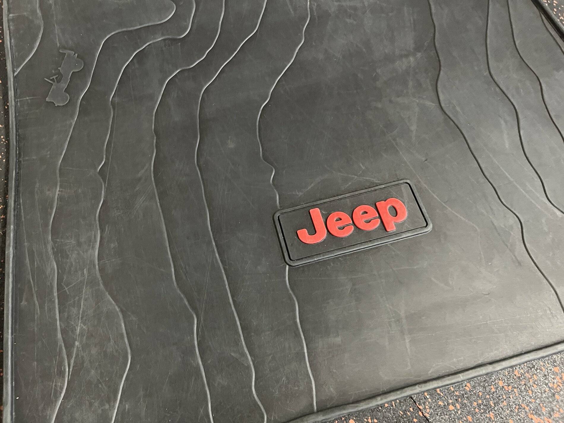 Jeep Wrangler JL Mopar Trunk Liner Rubber Mat IMG_0795