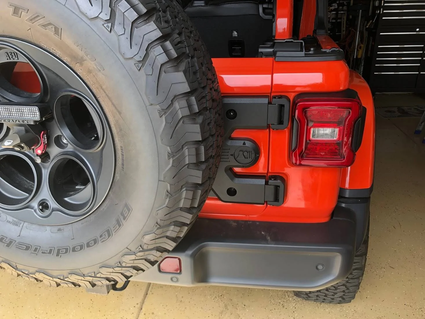 Jeep Wrangler JL Spare tire valve position IMG_0765 (1)