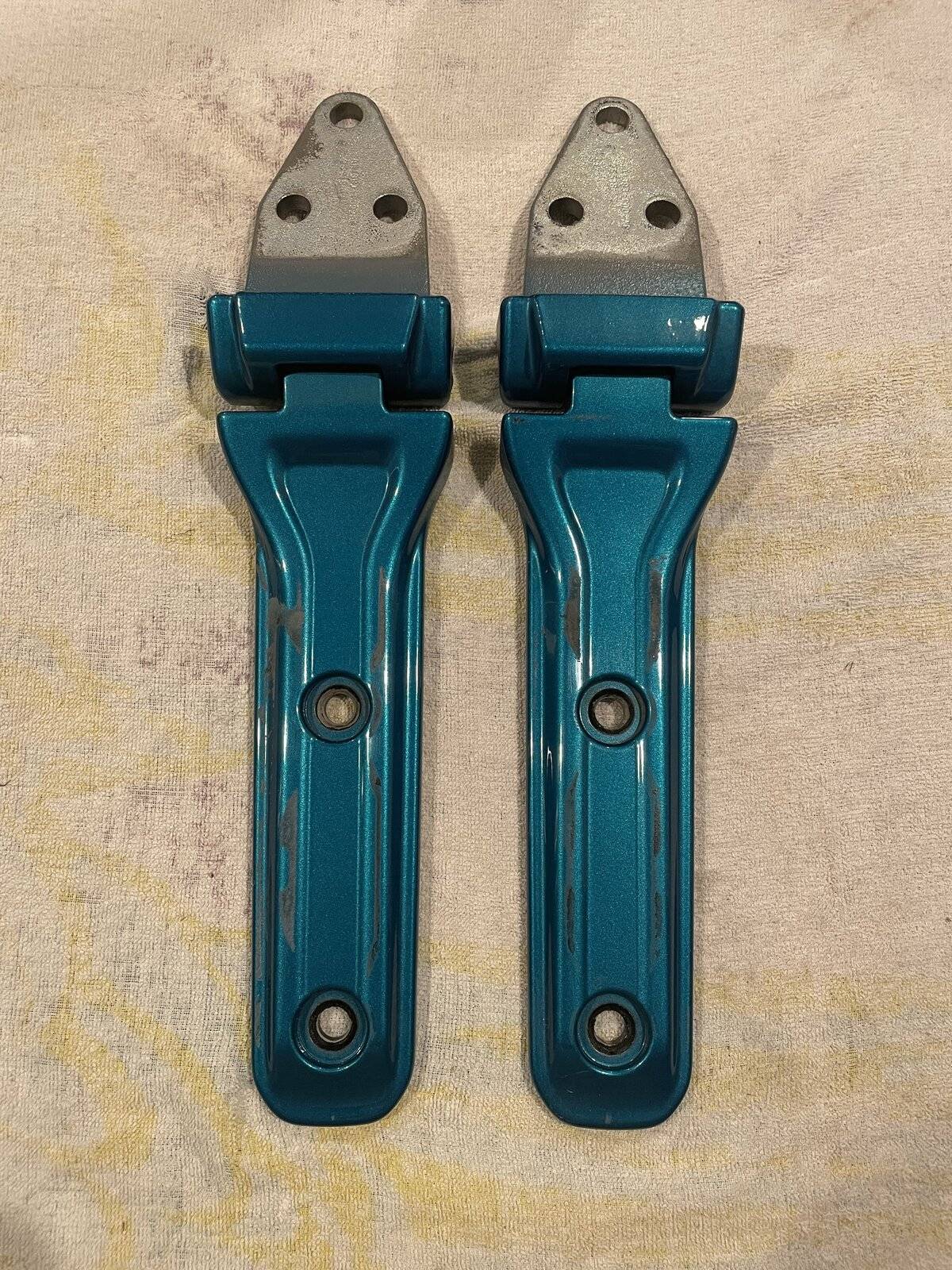 Jeep Wrangler JL Rear Gate Hinges in Bikini 3C5D9365-DA32-454F-B074-5DDF57981F61