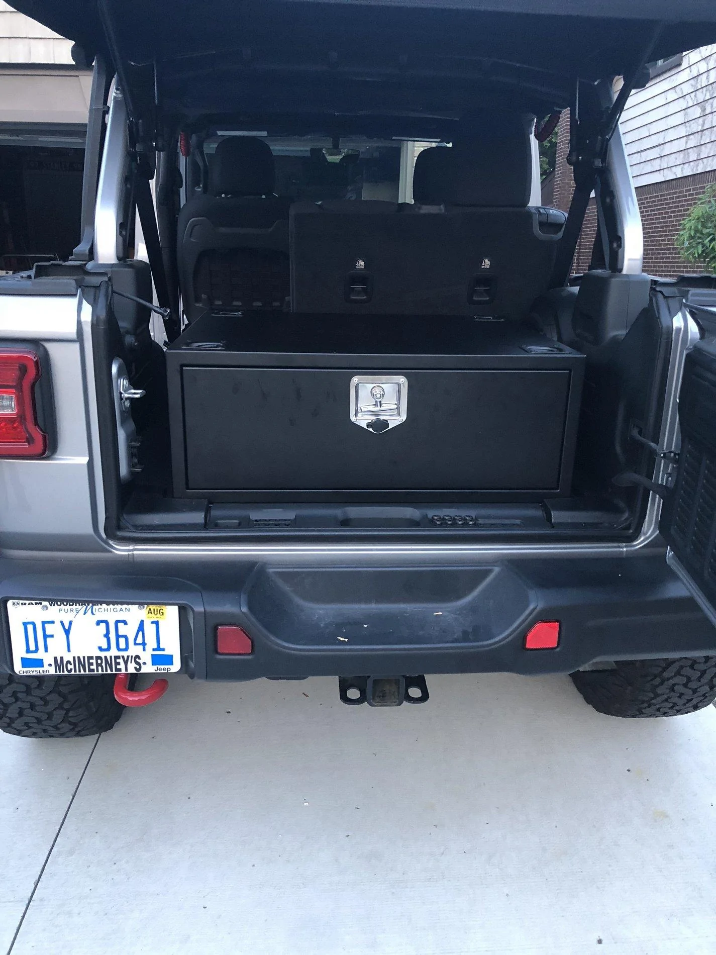 Jeep Wrangler JL Underseat Lockbox for a firearm. hWeiYOKPSnuZmP4JTqF3iA