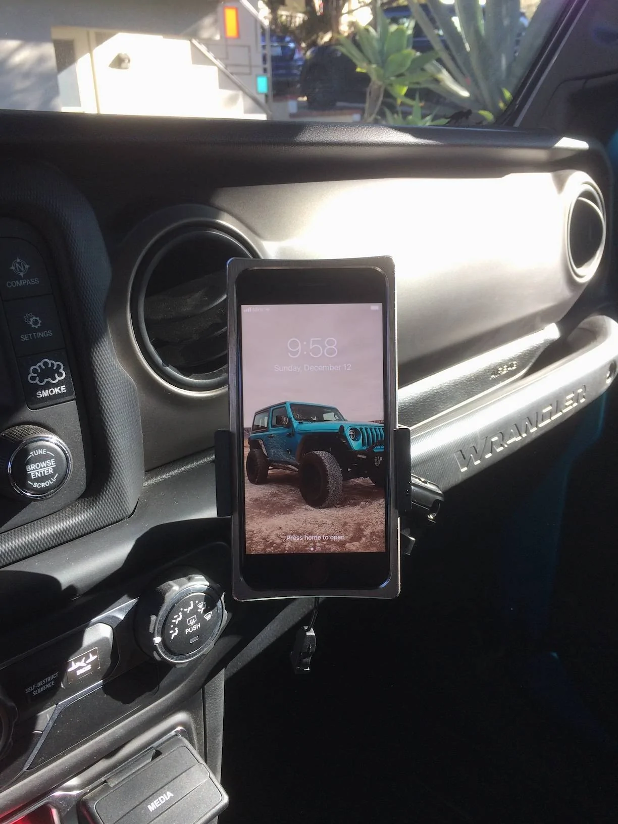 Jeep Wrangler JL Cleanest Phone Mount Solution IMG_3890
