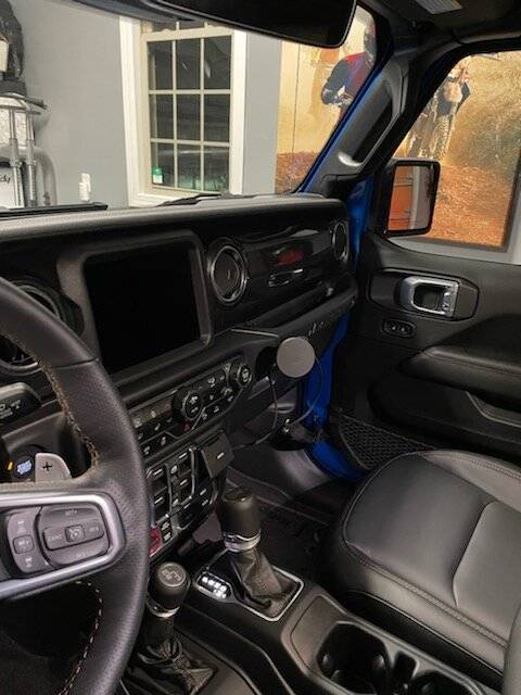 Jeep Wrangler JL Cleanest Phone Mount Solution IMG_0822