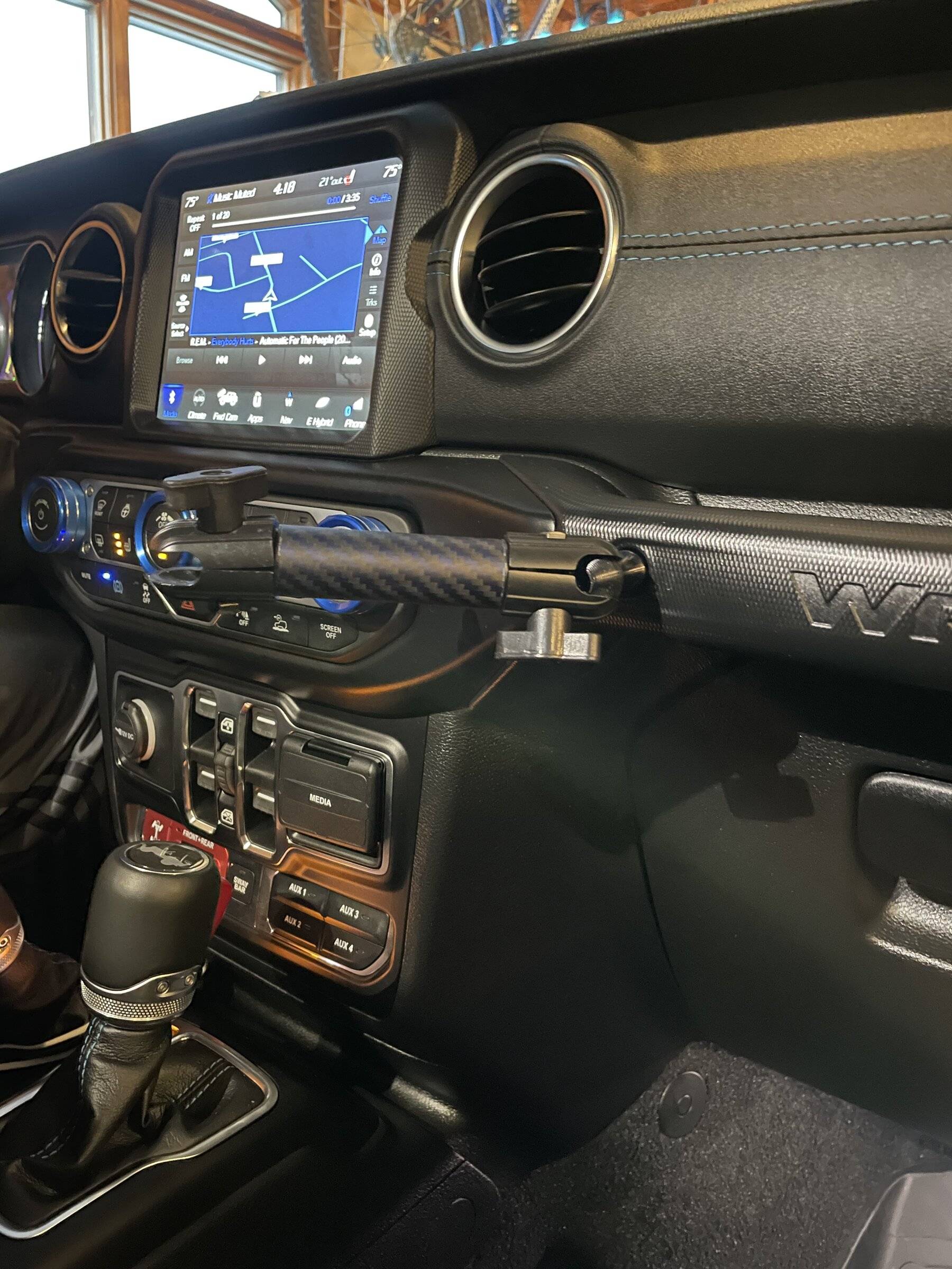 Jeep Wrangler JL Cleanest Phone Mount Solution D539A776-138C-4EC9-8F3E-35F7A4323975