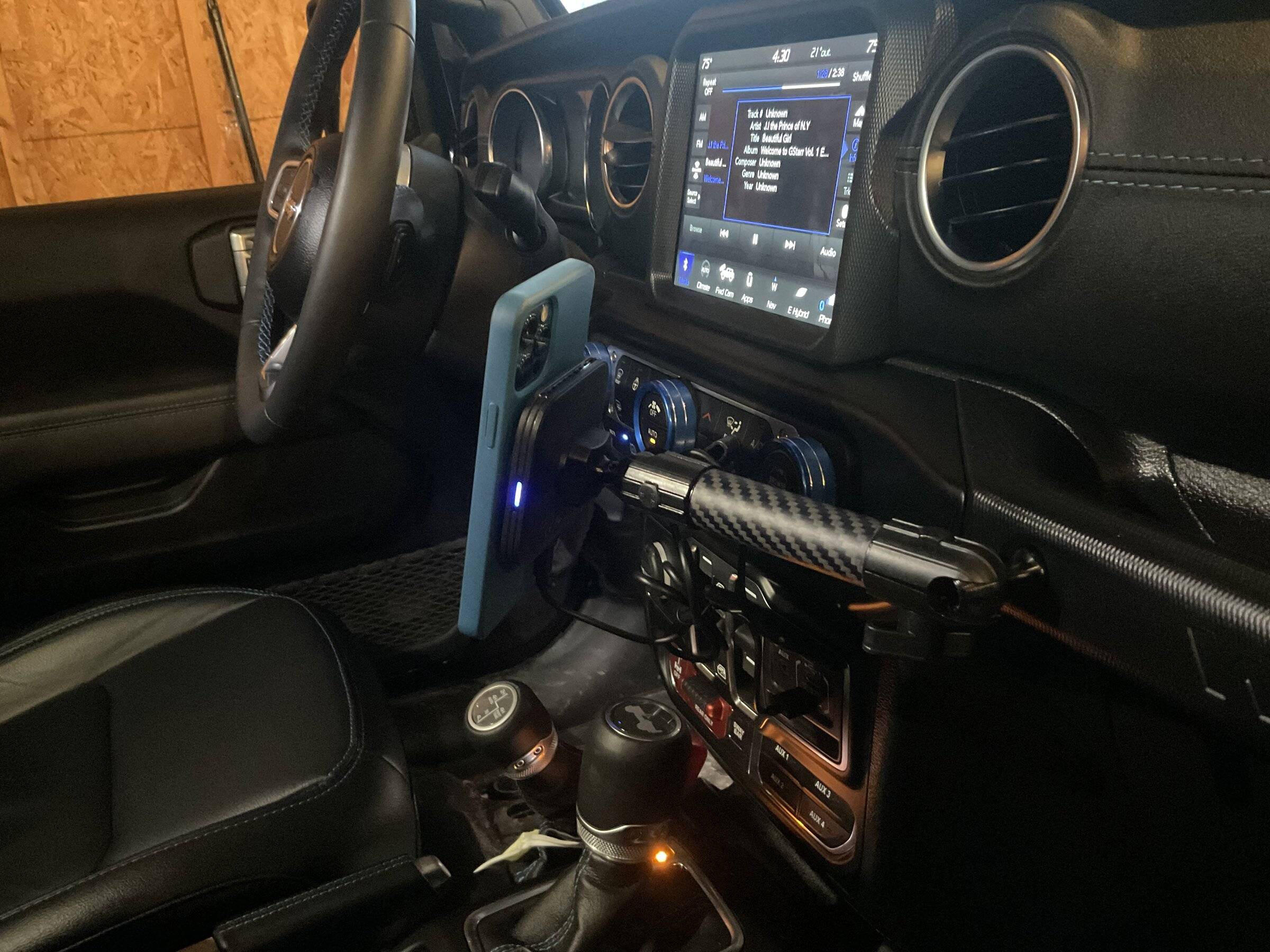 Jeep Wrangler JL Cleanest Phone Mount Solution CD764DE9-1AD5-4A79-A288-B2F61DDE1D08