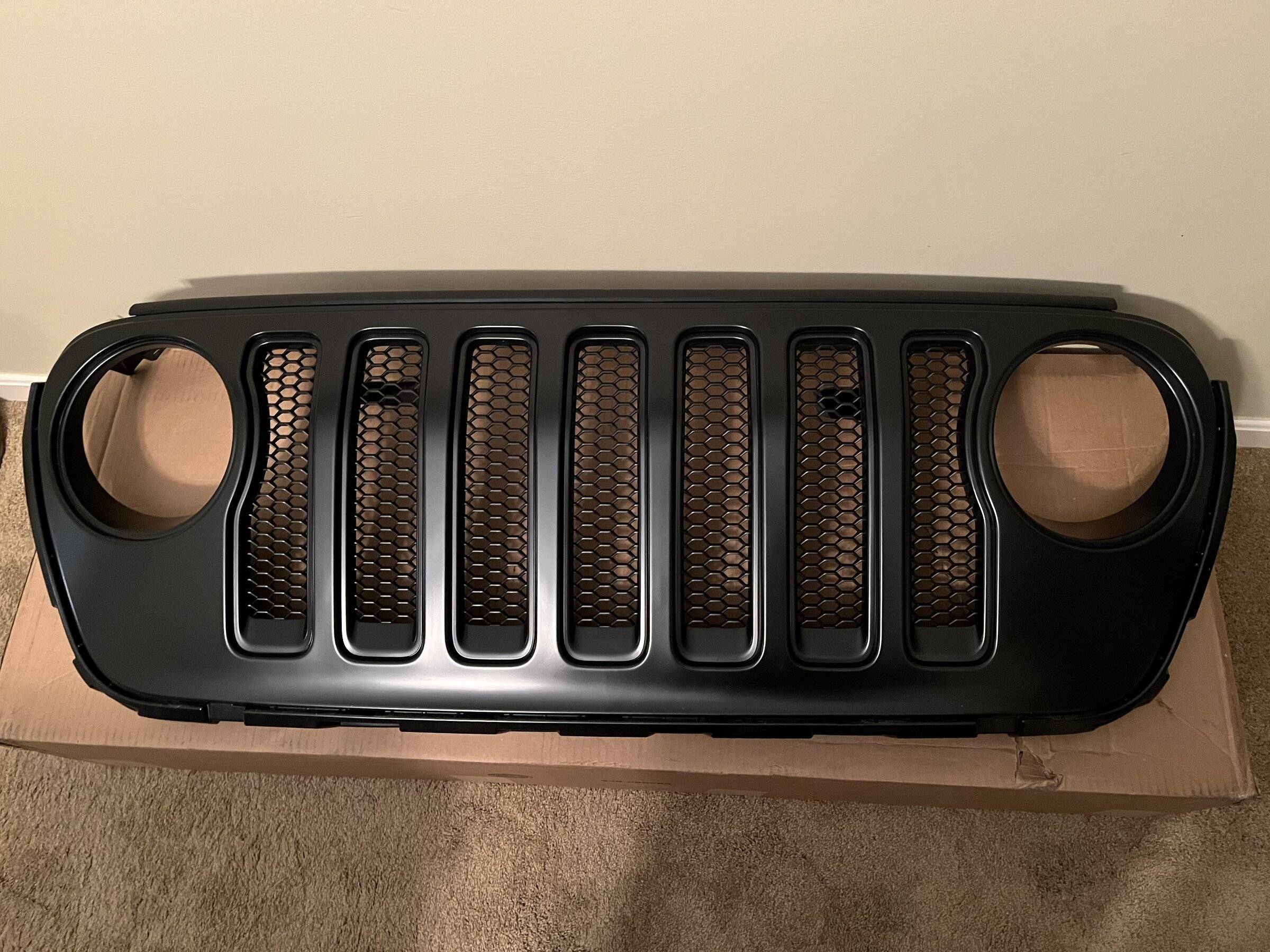 Jeep Wrangler JL Mopar black grille with inserts and trim 3633E036-FA5D-4233-A41C-5AF5F5386BF9