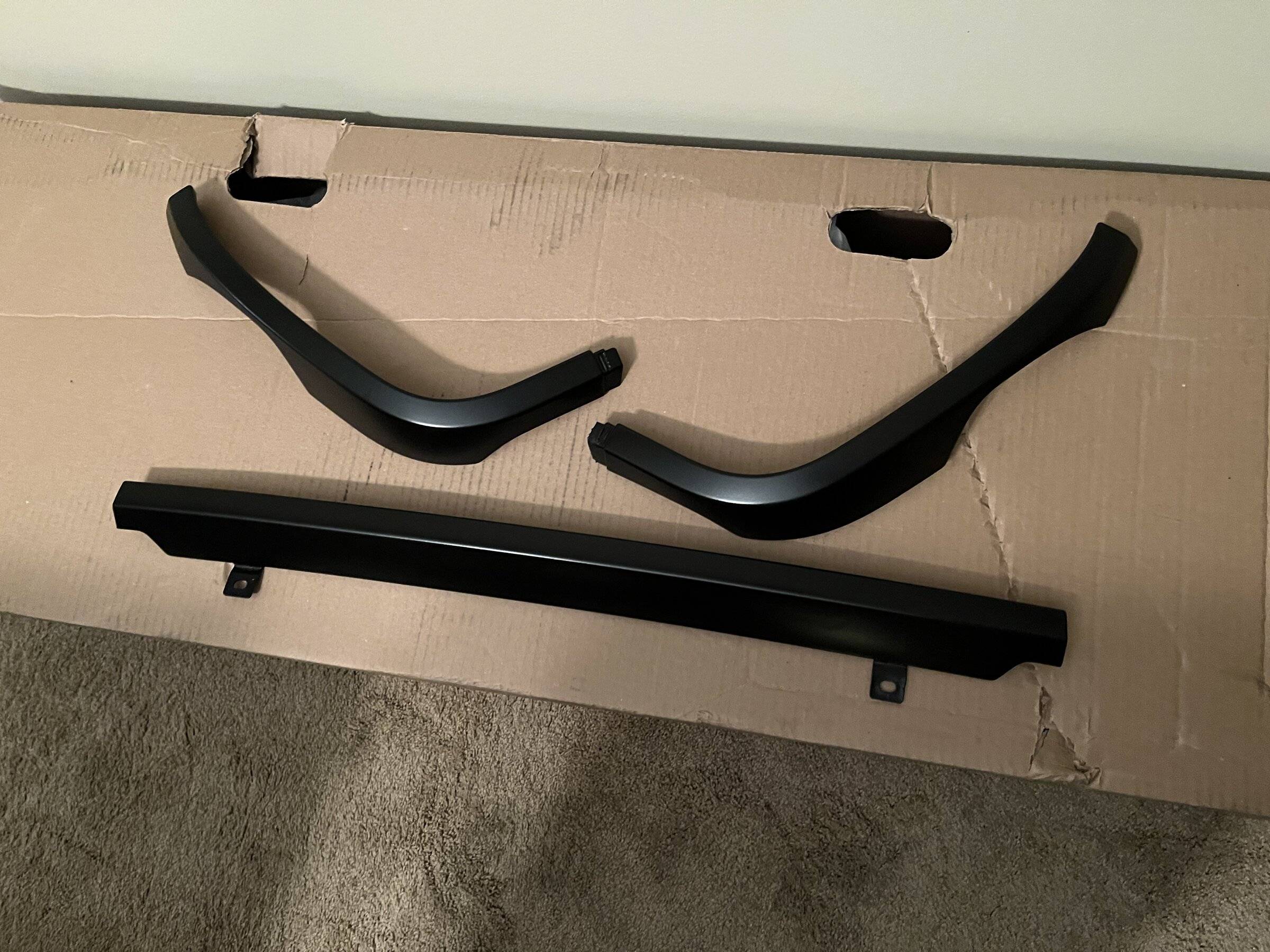 Jeep Wrangler JL Mopar black grille with inserts and trim E28DDD31-FC52-42EF-A406-471E54E41DCC