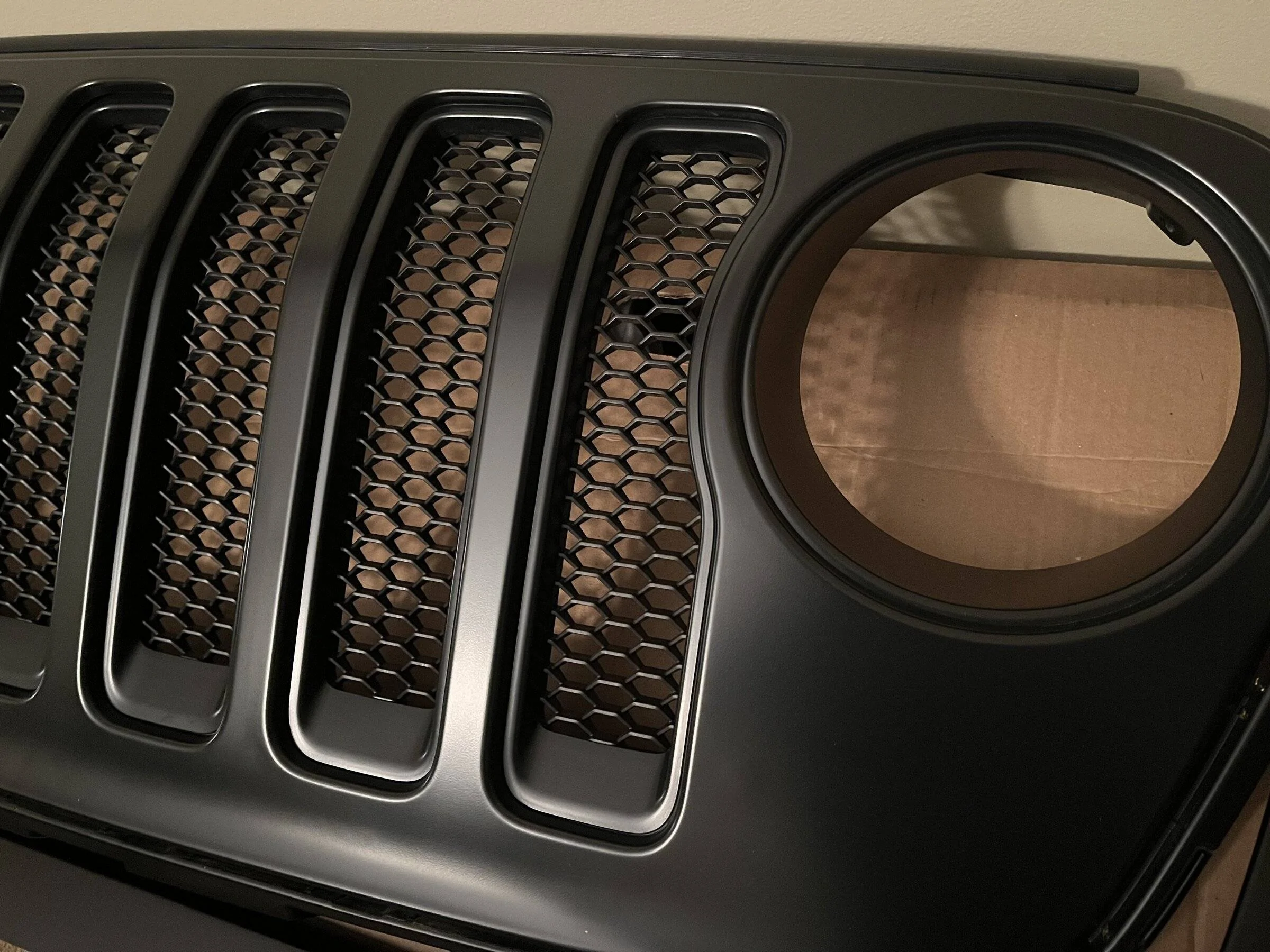 Jeep Wrangler JL Mopar black grille with inserts and trim 2EC60075-710D-4172-83AD-619869E40E17