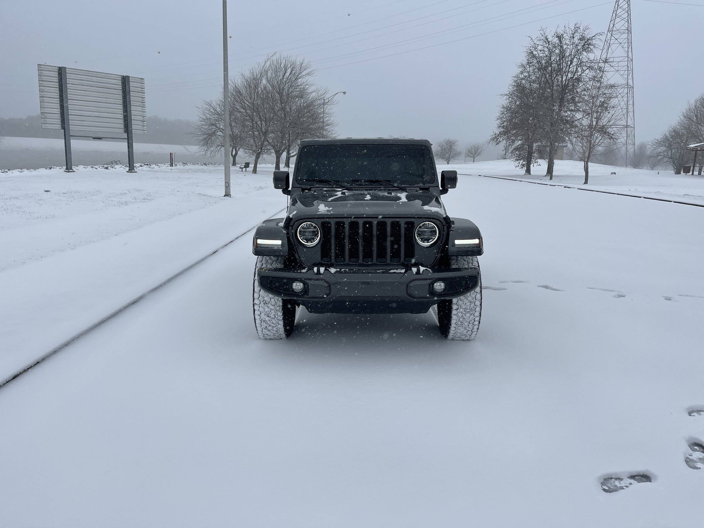 Jeep Wrangler JL Jeeps in Snow 2B2DAC8E-71D2-48C3-B0D2-6F9F3E39AD67