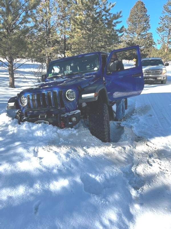 Jeep Wrangler JL Jeeps in Snow rubicon_vs_snowbank