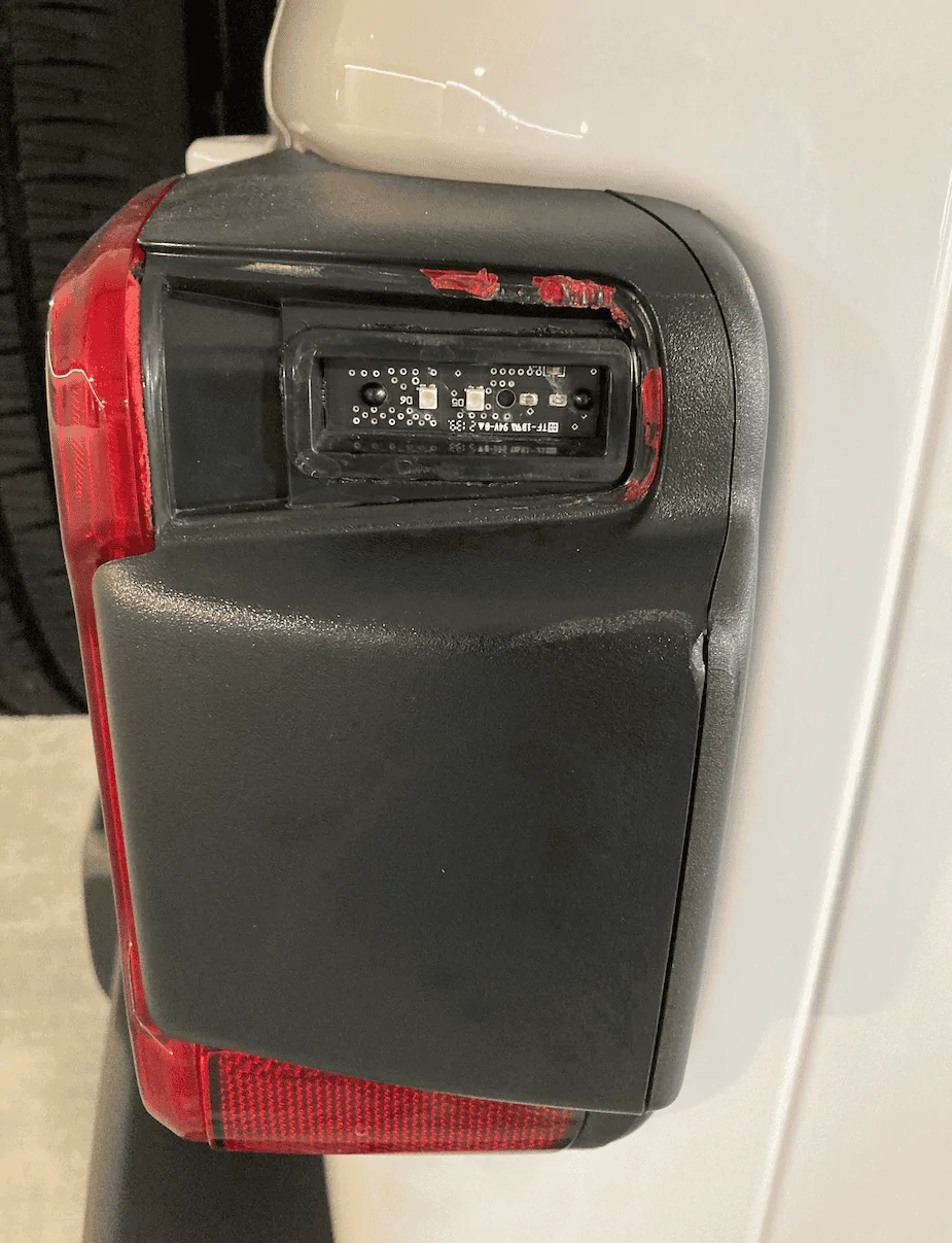 Jeep Wrangler JL Broken Taillight Reflector - Replacements? MFMzOD4