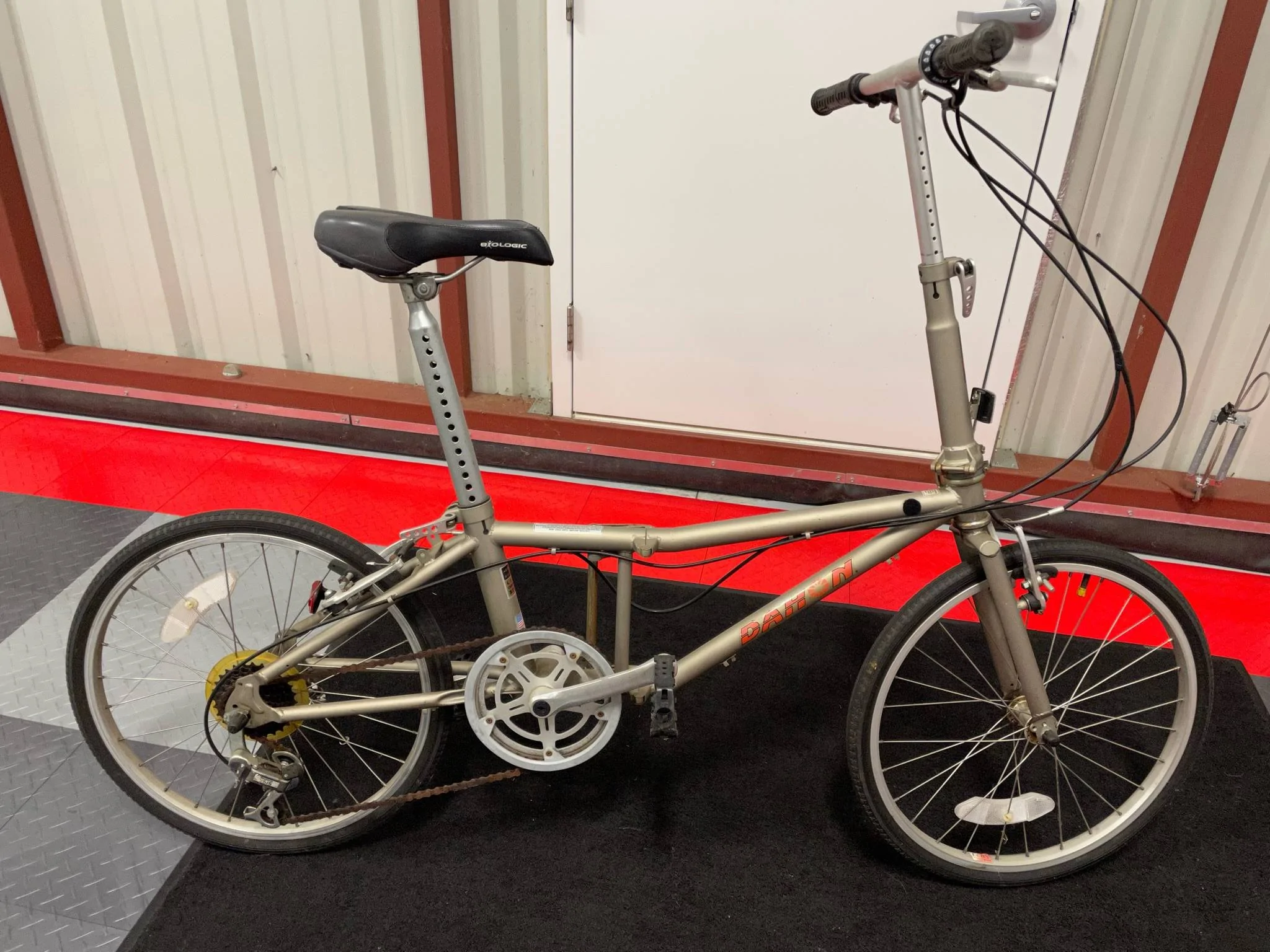 Jeep Wrangler JL DAHON Folding Bicycle 2D861314-AE25-4BBD-829E-CA8B5D7BF0FA
