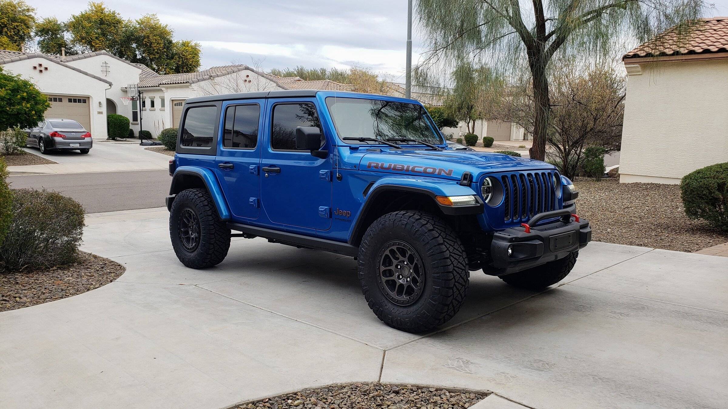 Jeep Wrangler JL XR wheels on JLR 21941237-0869-4C6B-84C4-2C5F62B91E17