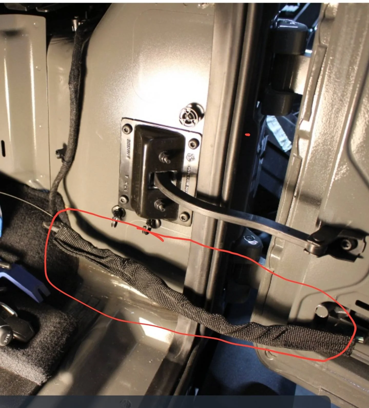 Jeep Wrangler JL Running new wires into tailgate bundle Screenshot_20220209-195519_Chrom