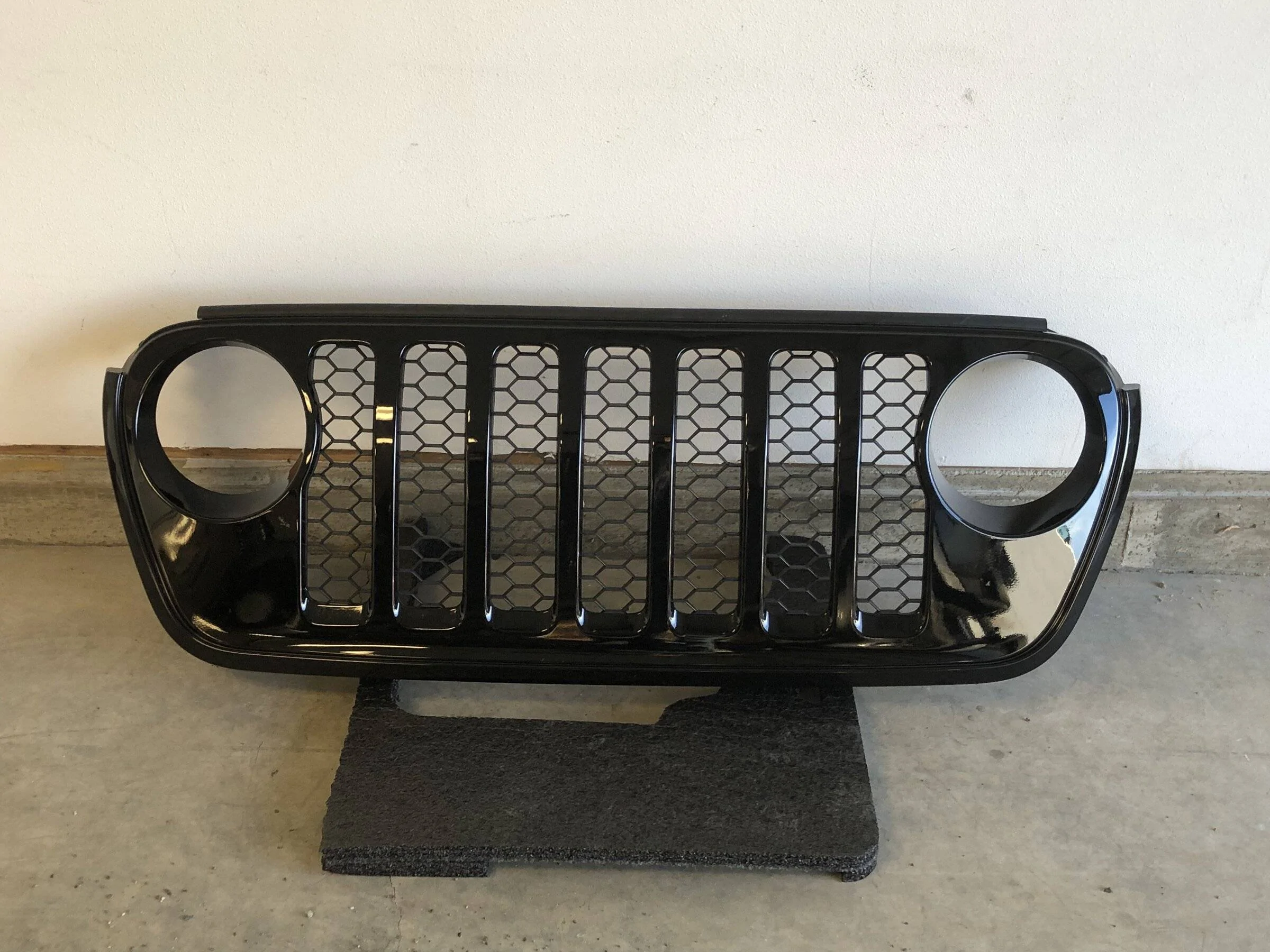 Jeep Wrangler JL Gladiator Grille Black 1E0E5ADB-227D-4112-8292-EABAC7BC82A0