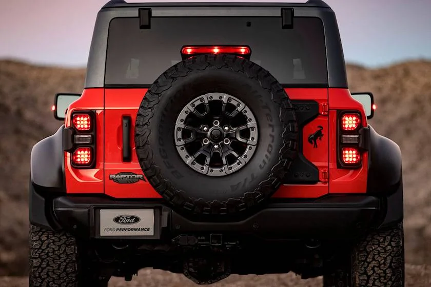 2022-ford-bronco-raptor-rear-view-carbuzz-945971.webp