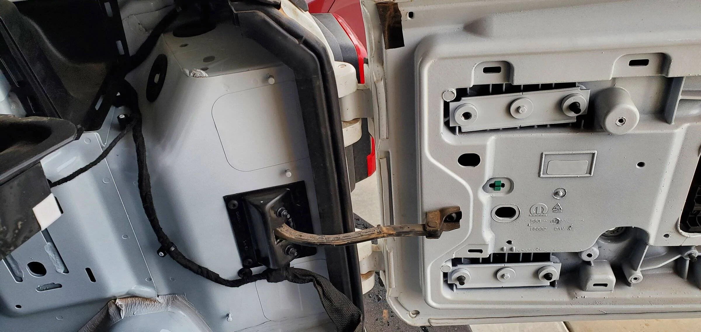Jeep Wrangler JL Swapping the tailgate out 20220305_112957