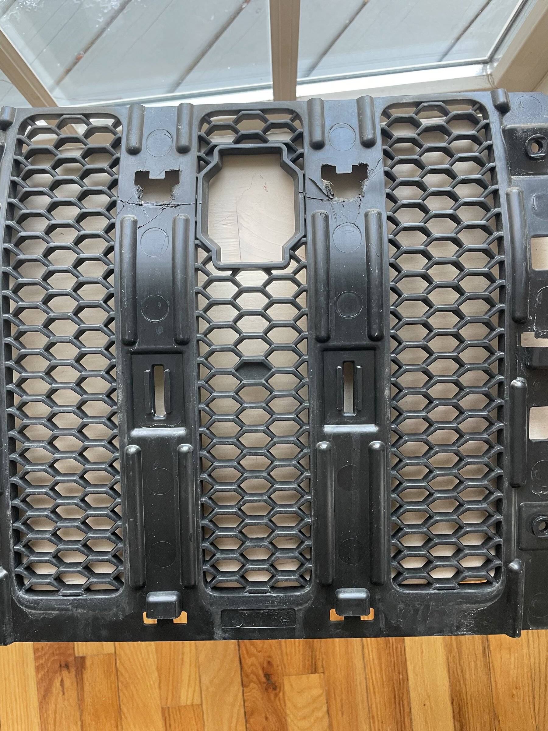 Jeep Wrangler JL Free OEM JL grille inserts + bolt lock insert 97E13A39-E2D2-4FB3-A123-D9655C49BA84