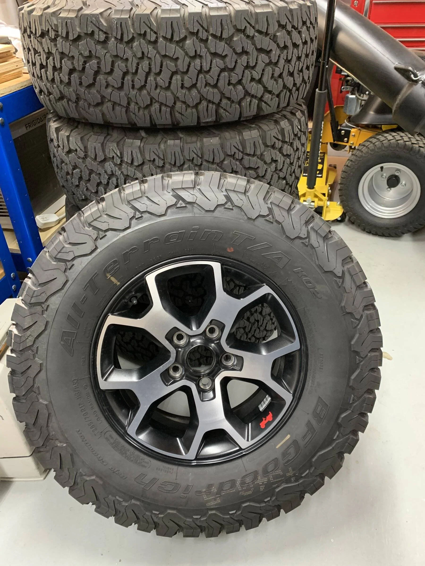 Jeep Wrangler JL Rubicon ko2 wheels and tires B23B3A70-7C33-4AA9-8940-7E021E7434F4
