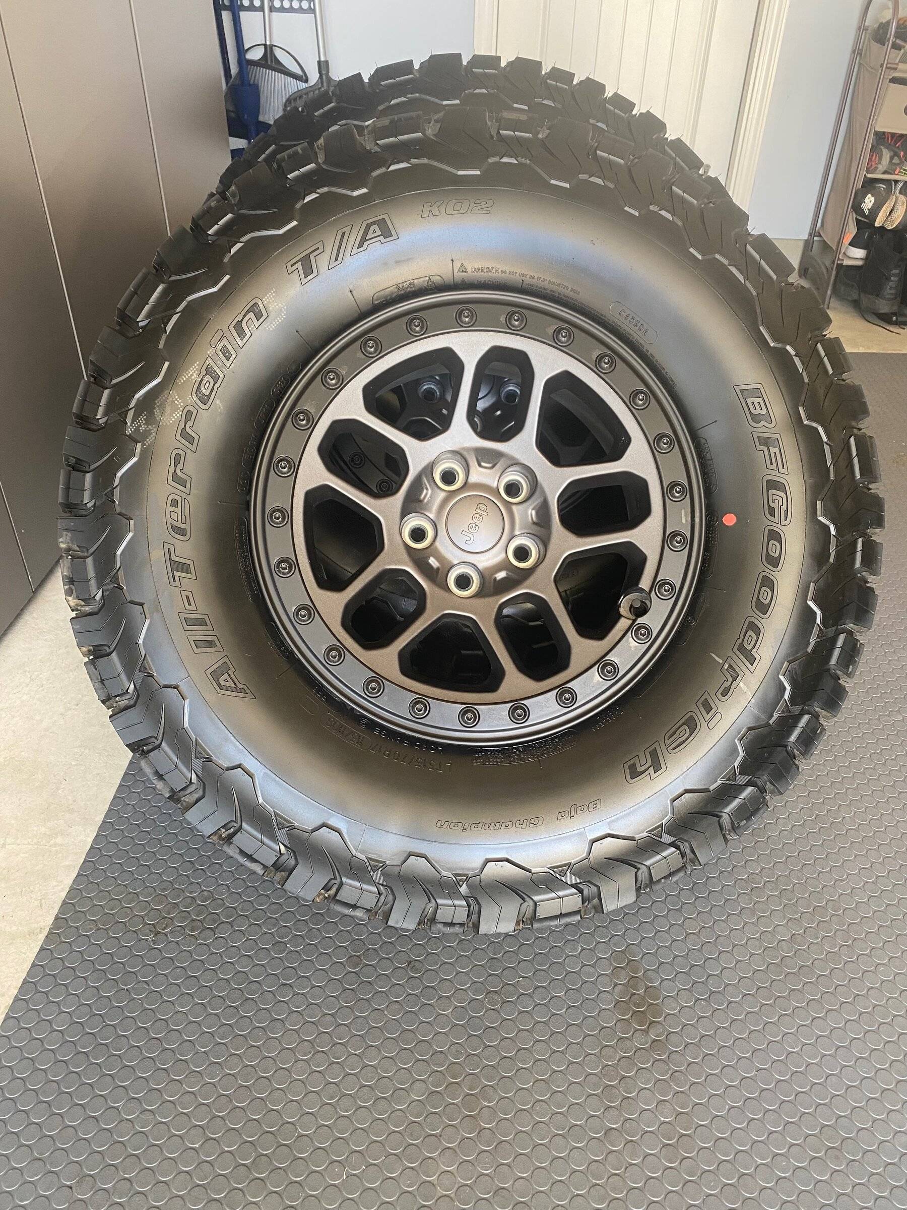Jeep Wrangler JL XR Wheels & Tires tires