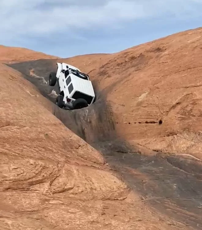Jeep Wrangler JL Hell's Revenge in a (mostly) stock Rubicon Escalator 1
