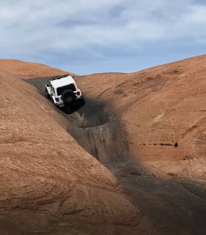 Jeep Wrangler JL Hell's Revenge in a (mostly) stock Rubicon Escalator 2