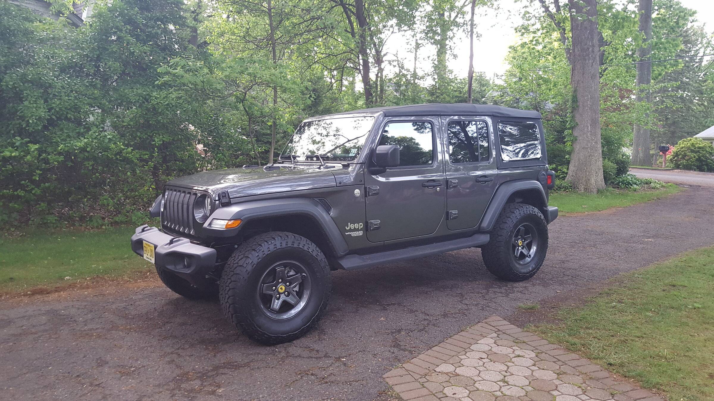 Jeep Wrangler JL Bubbles in Paint at Door Hinges 20180520_192944