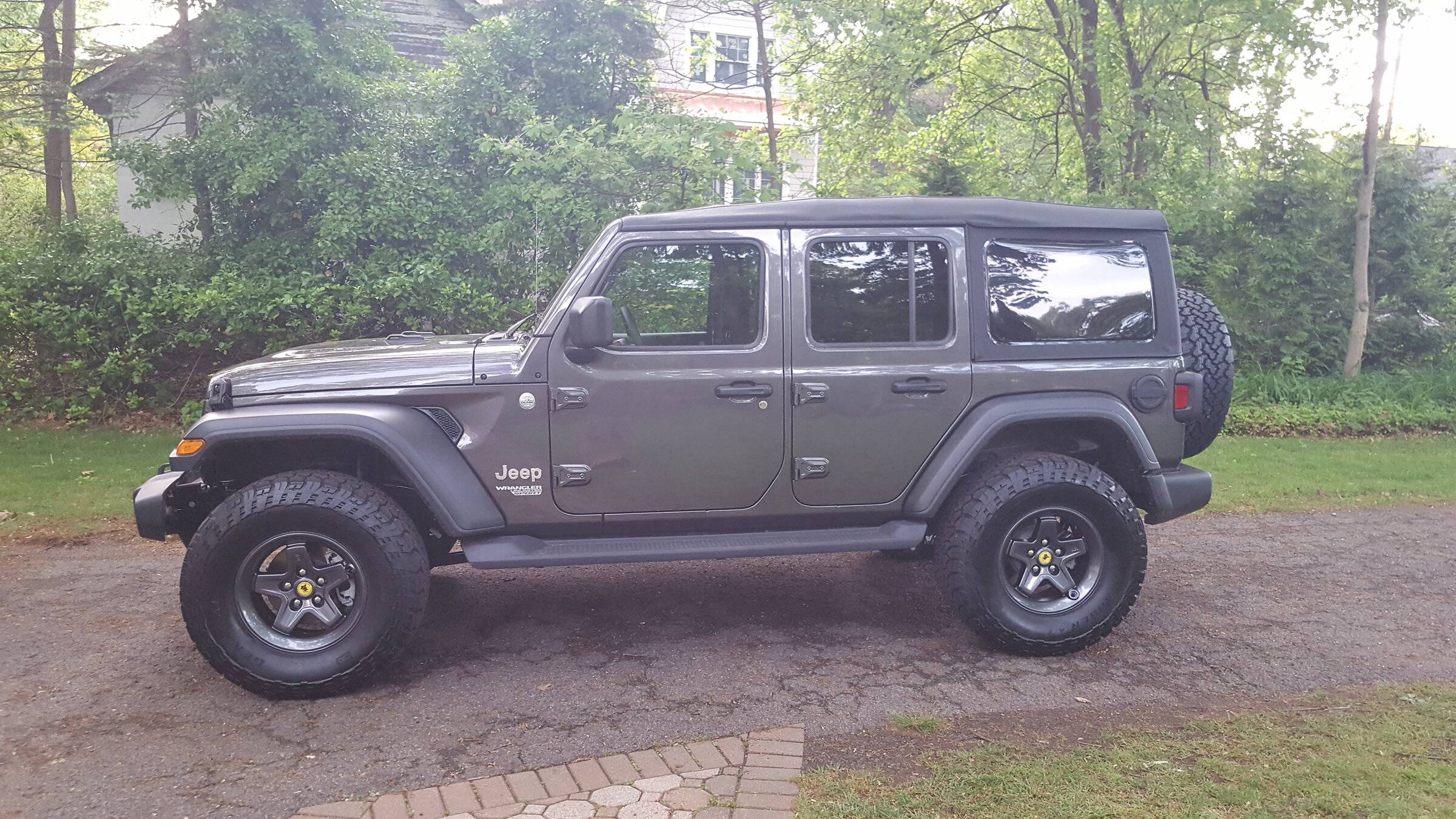 Jeep Wrangler JL Bubbles in Paint at Door Hinges 20180520_192951