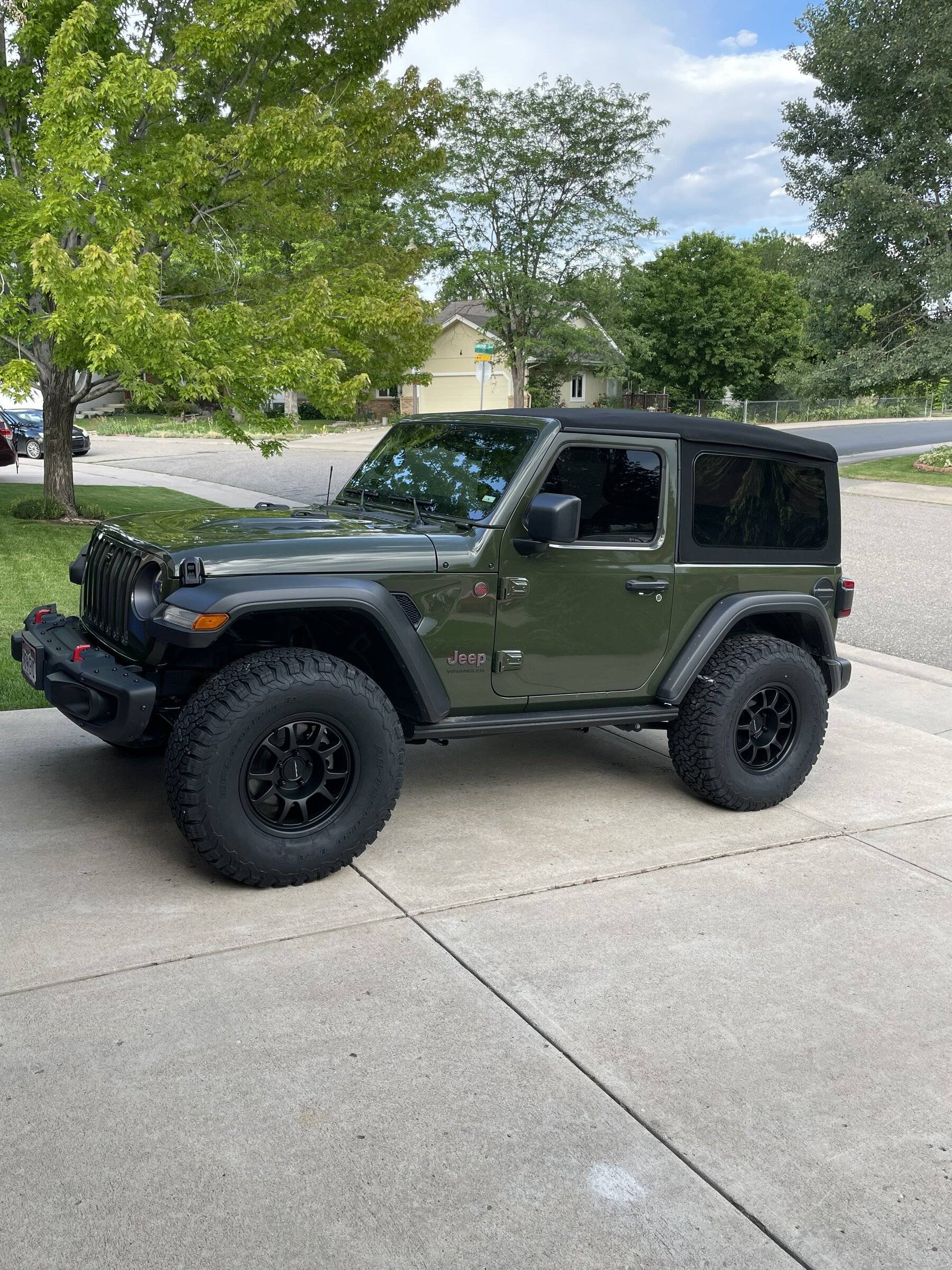 Jeep Wrangler JL JLRs with 35s Method 702 Driveway