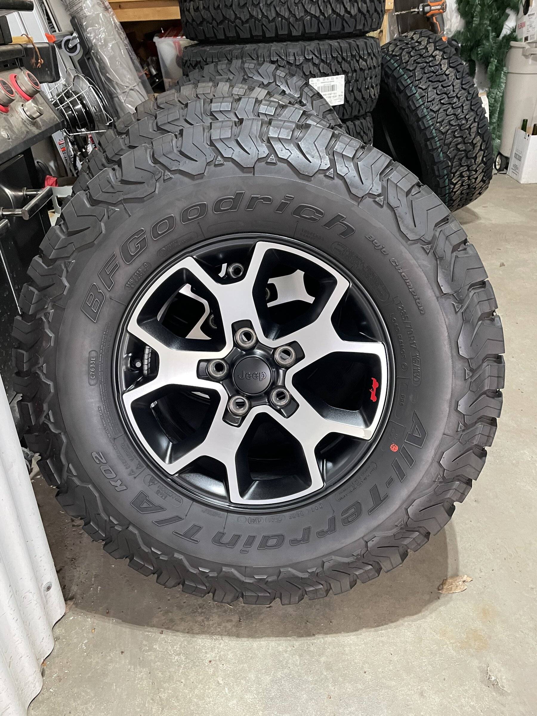 Jeep Wrangler JL Rubicon Wheels and Tires 36E08D7F-DB16-4120-B8C0-1C009B367869