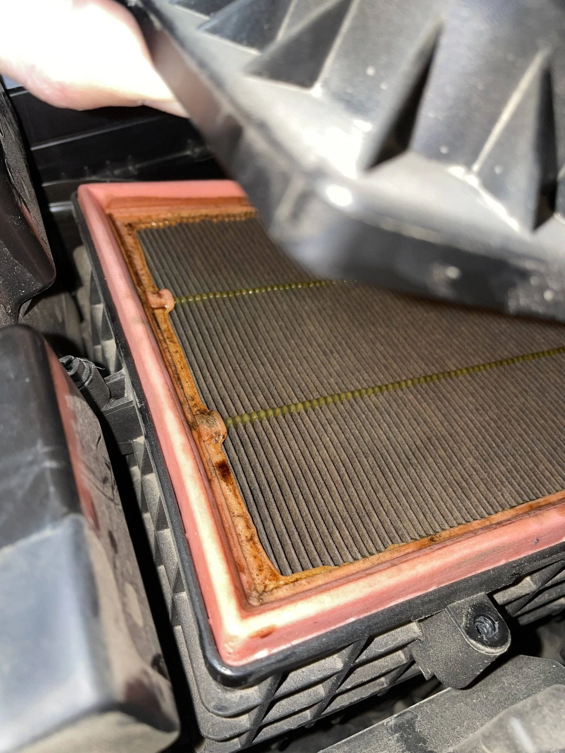 Jeep Wrangler JL Engine oil in the air filter box. IMG_8687