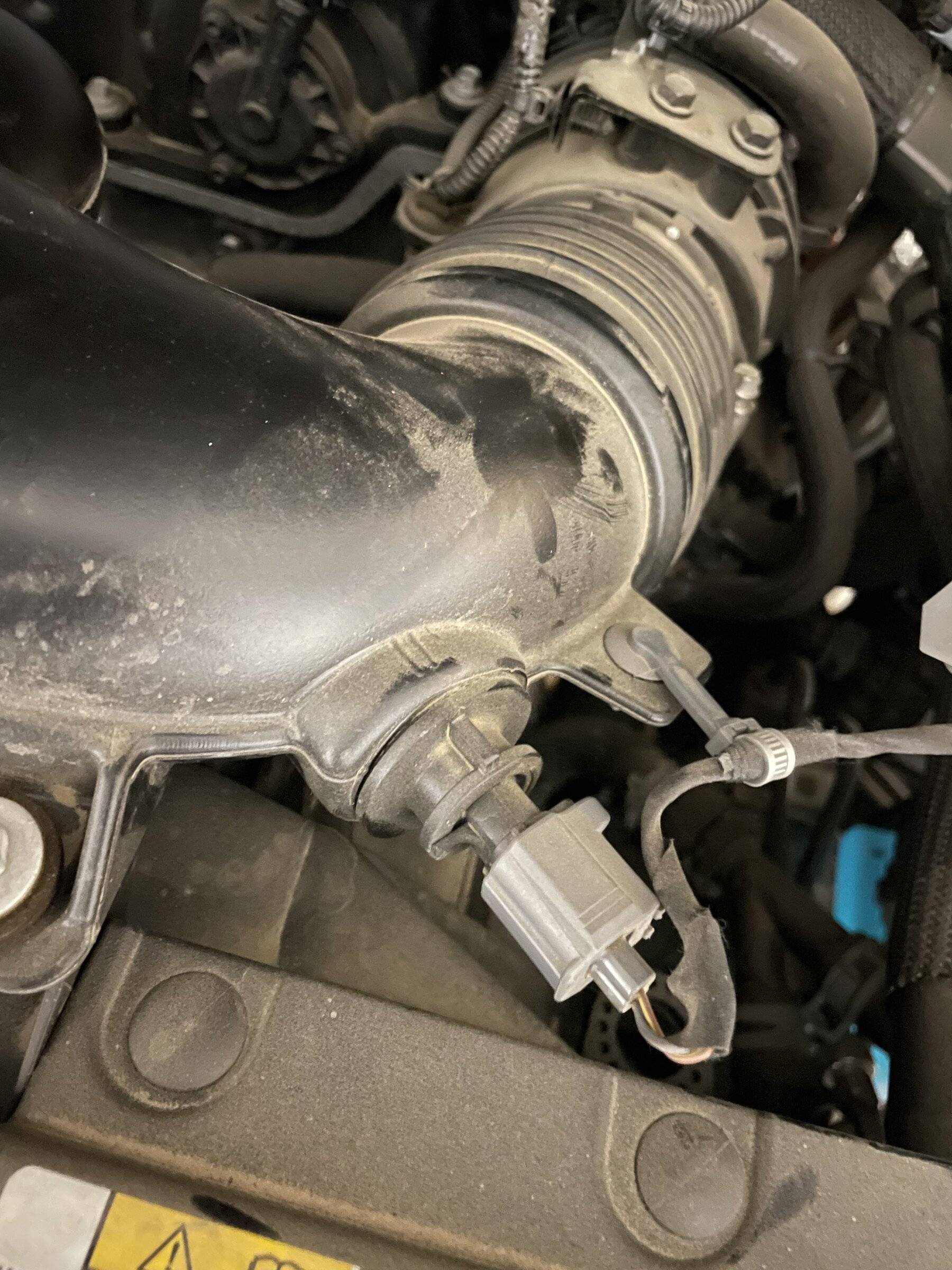 Jeep Wrangler JL Engine oil in the air filter box. IMG-8742