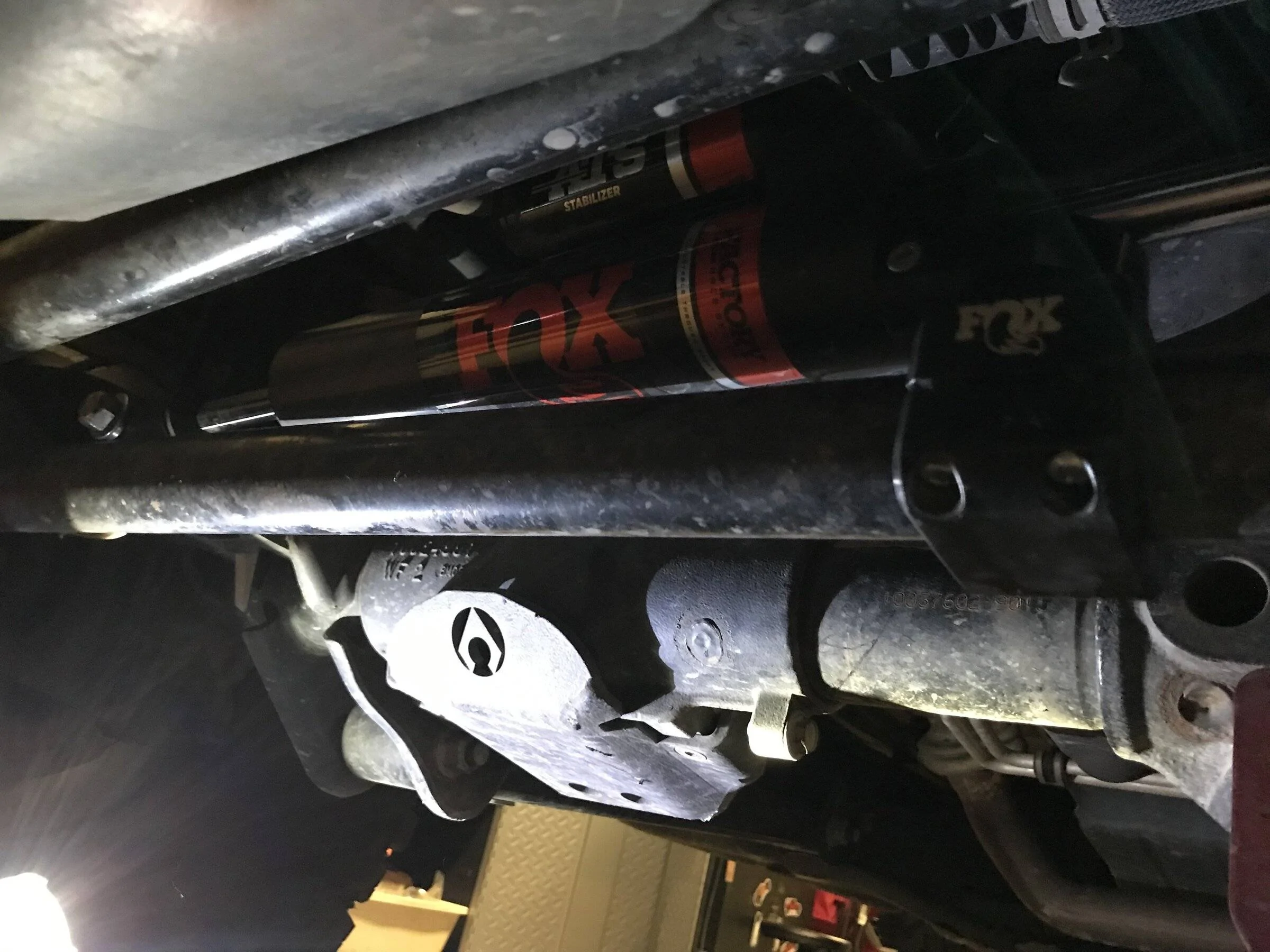 Jeep Wrangler JL Fox Steering Stabilizer Clearance issues FC115679-236B-4EBC-A100-2E47621E60C8