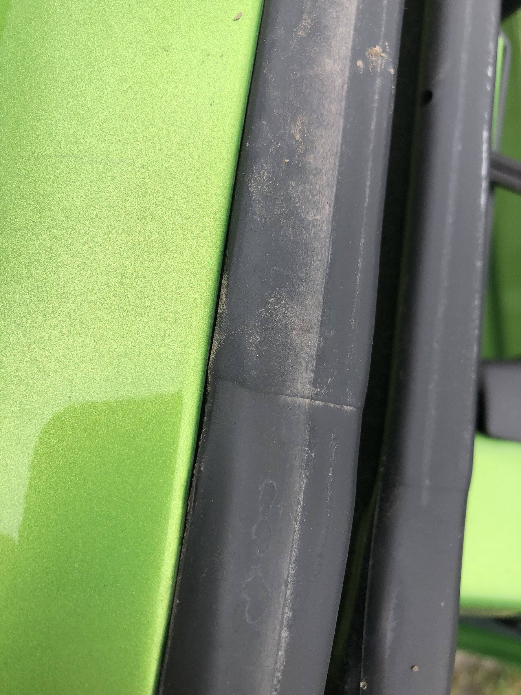Jeep Wrangler JL Freedom Panel Leak on Driver front edge... IMG_2974.JPG