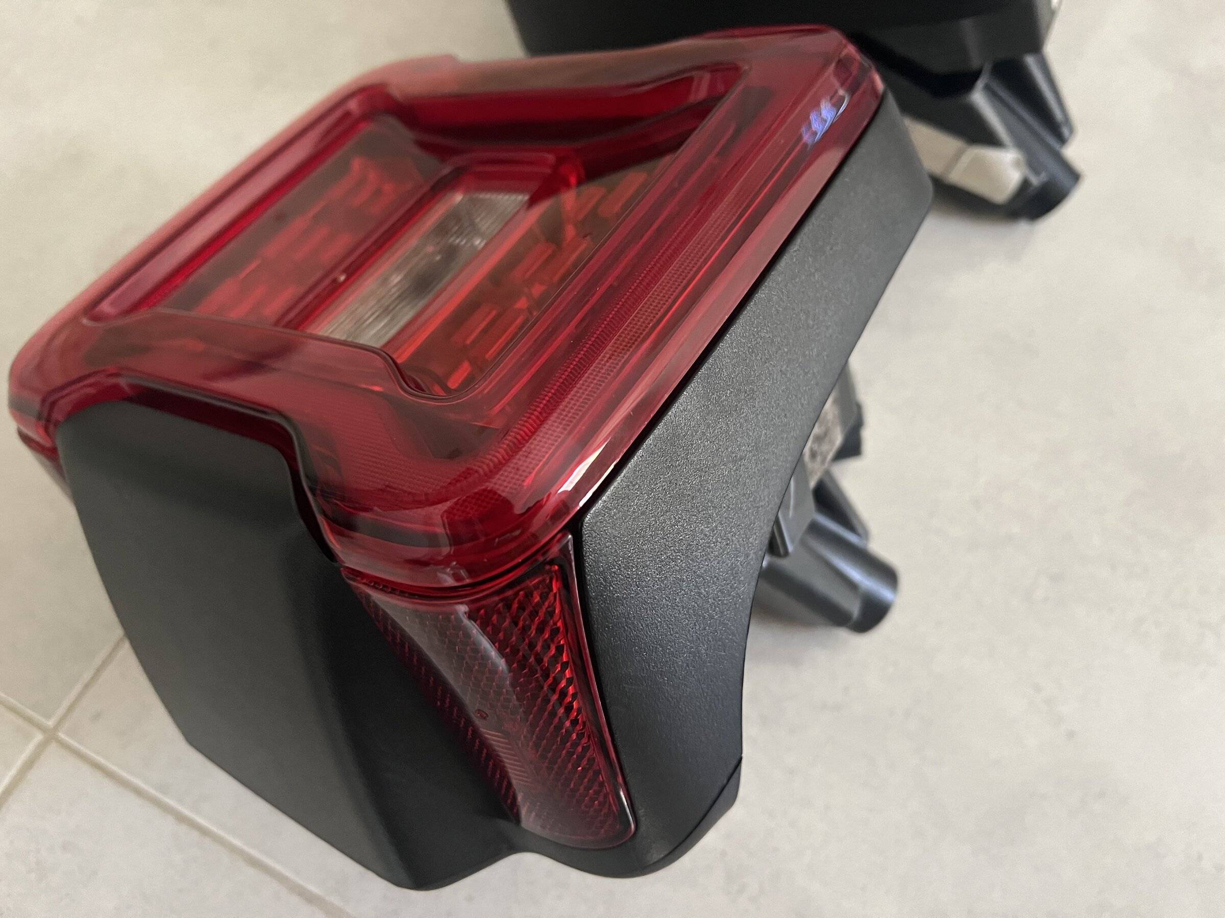 Jeep Wrangler JL OEM Tail Lights LED 76288C15-29B9-4FE4-8B44-F6CC2E29007B