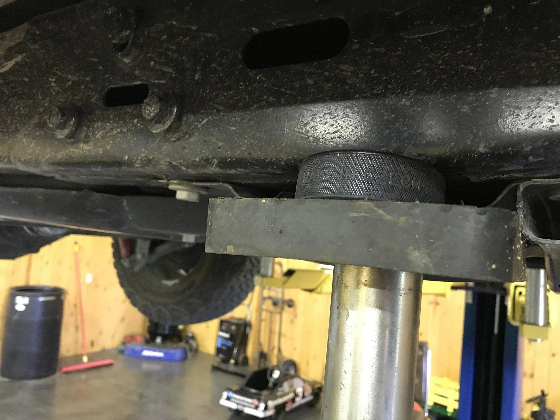 Jeep Wrangler JL JL on 2 post Lift. 1A2BDCC1-CA4E-4B9D-BB0C-20835BD4BC07