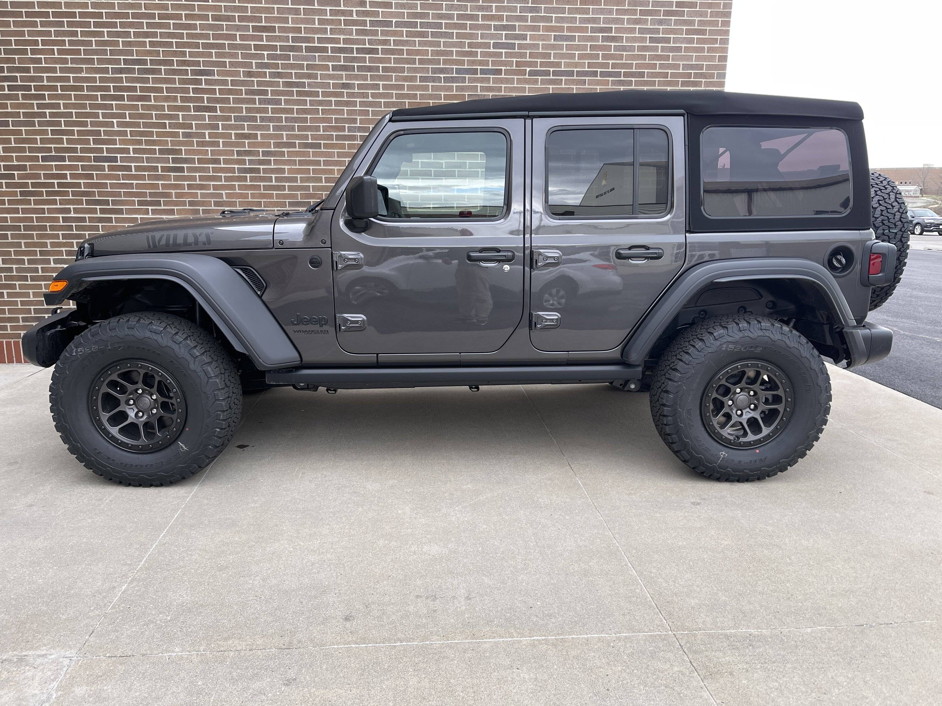 Jeep Wrangler JL JLU Premium Soft Top with hardware 7A4E8EC8-A1D5-4CB6-B8E0-E87F1D2F98D9