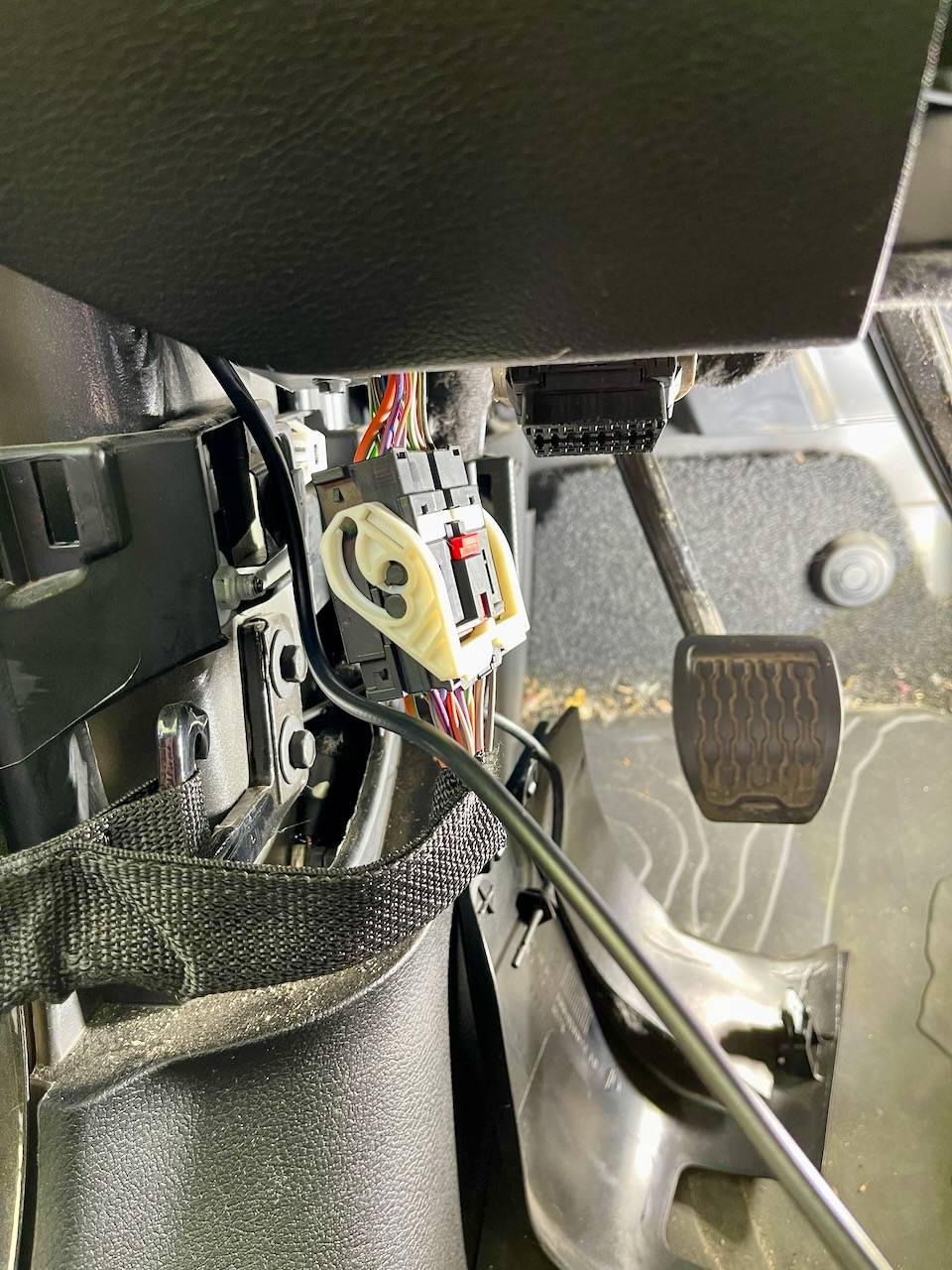 Jeep Wrangler JL GMRS Antenna Cable Run IMG_1048