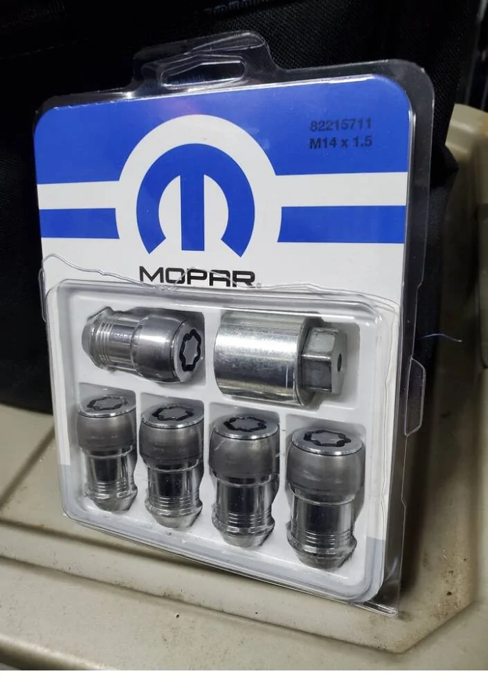 Jeep Wrangler JL Mopar Wheel lock lugs 1DE8E323-C3FC-44E2-AFCA-7DCEB6571A3B