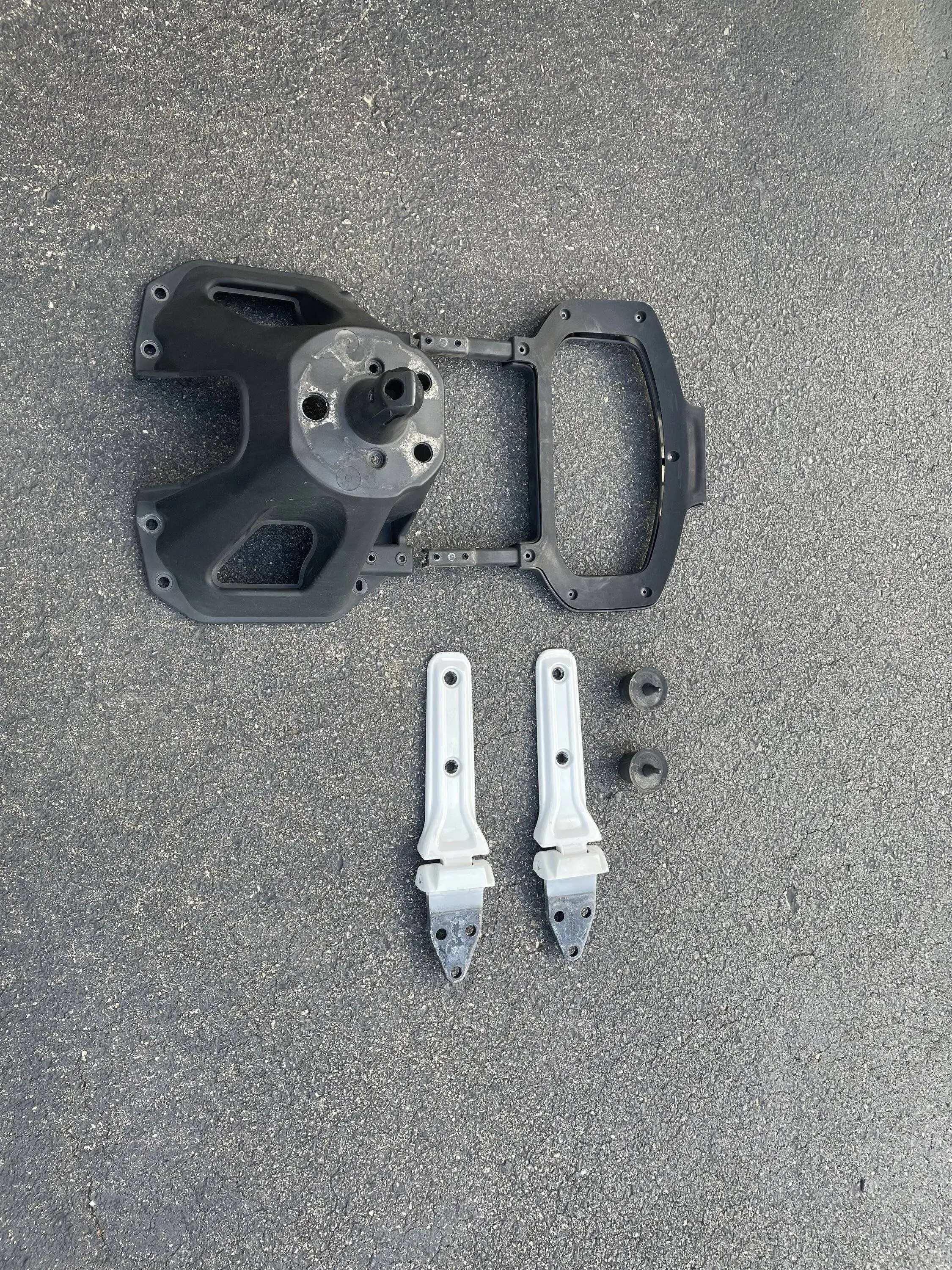 Jeep Wrangler JL White Tailgate Hinges BEB8B417-695B-4A4A-BE9F-32FC193F83E3
