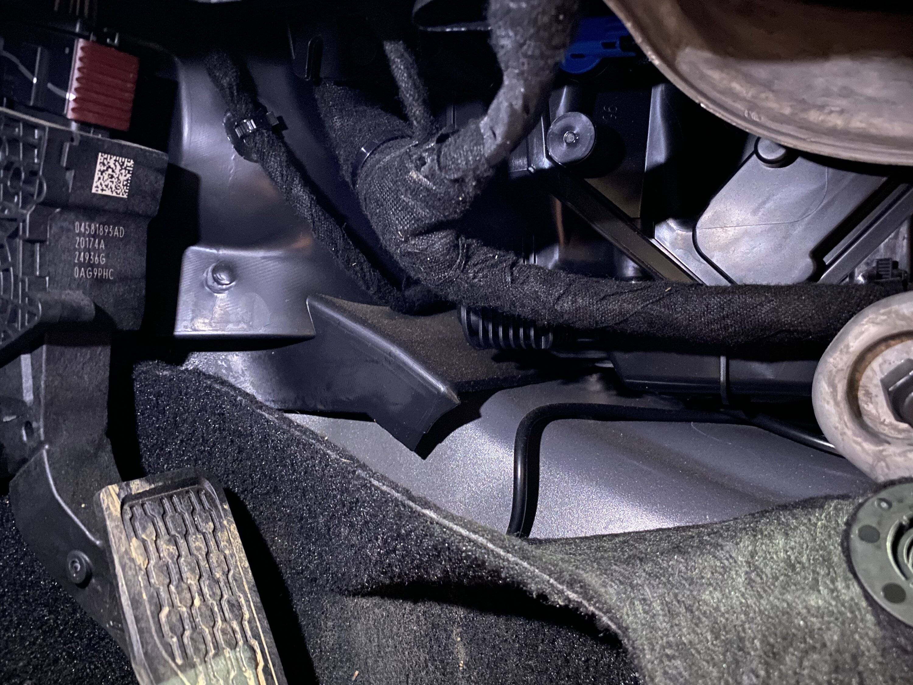 Jeep Wrangler JL How do I route wire to the passenger side? 358864ED-C2CB-47CF-8DA6-3B481F91F9CE