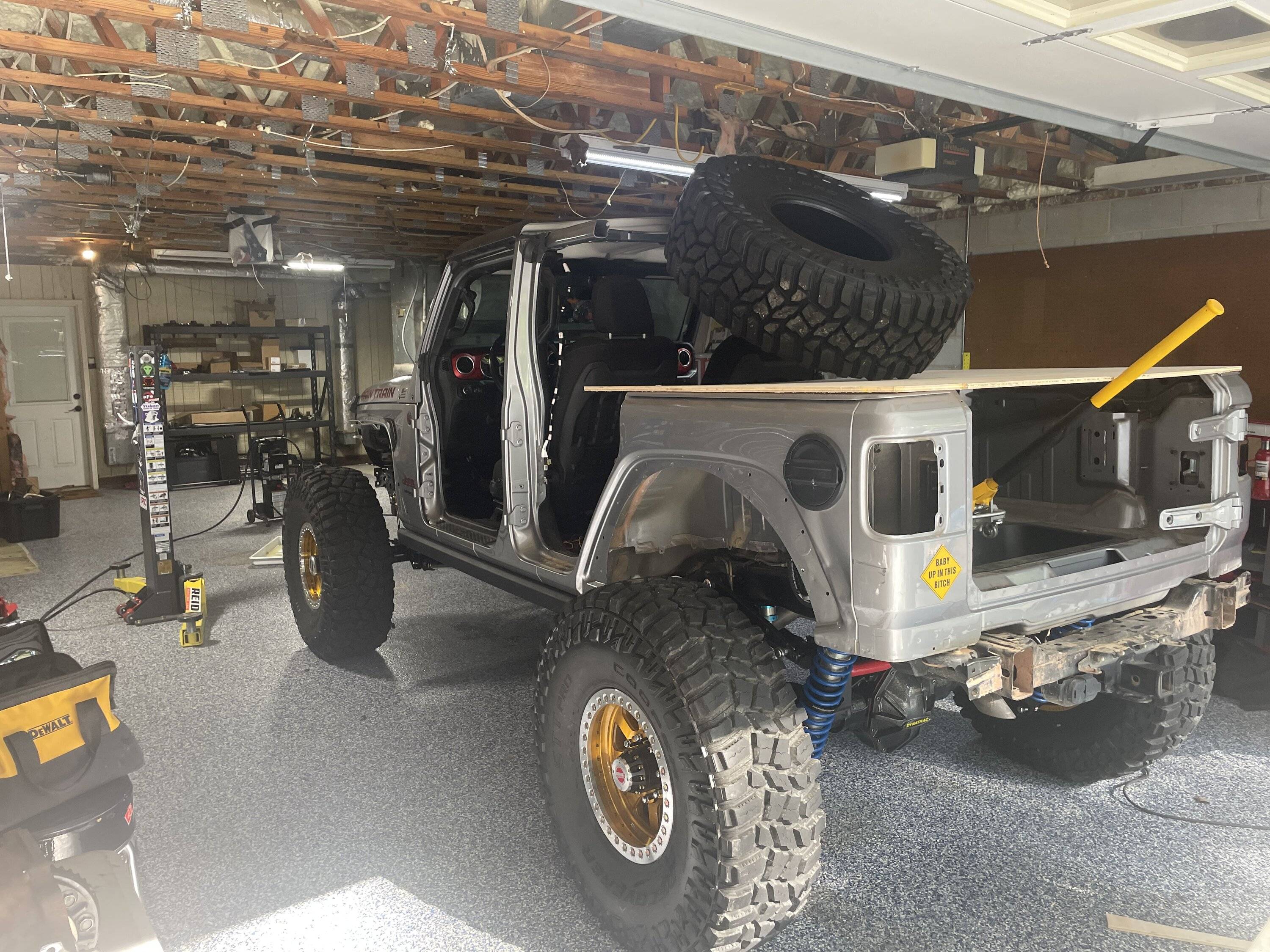 Jeep Wrangler JL Think we'll ever see a 2dr Gladiator?? 1658236883553