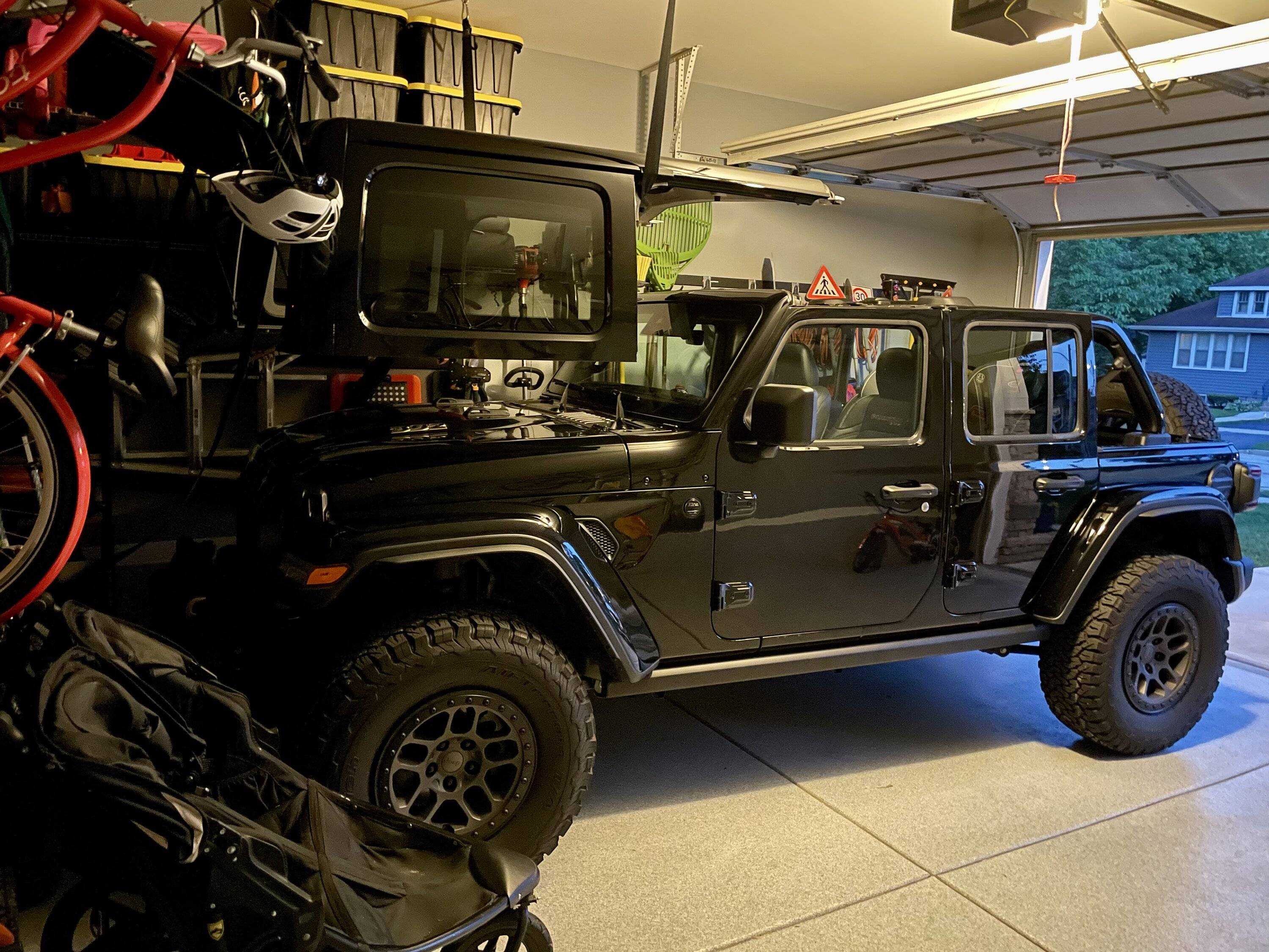 Jeep Wrangler JL Jeeps with hard top 34D58FD1-126F-4412-BD4F-7783B8FFC7BD