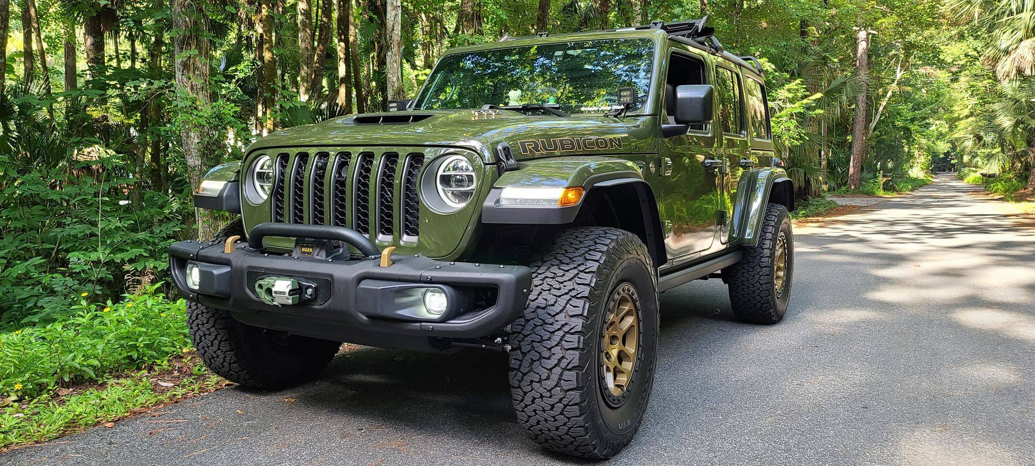 Jeep Wrangler JL Sarge vs High Velocity 392 pose lf