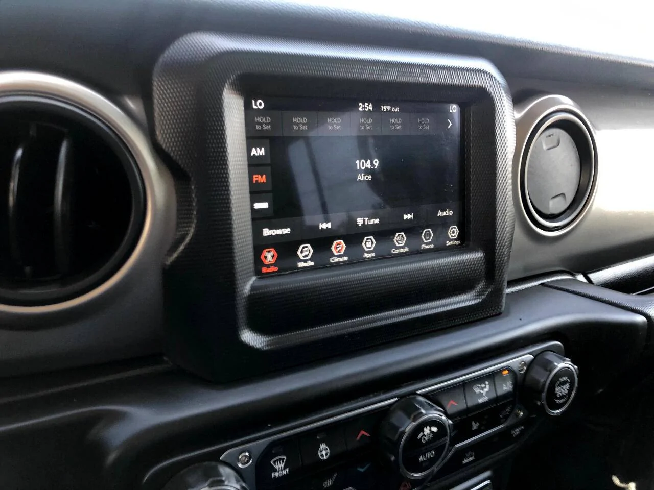 Jeep Wrangler JL $500 7" uconnect w/bezel 637909919742509405
